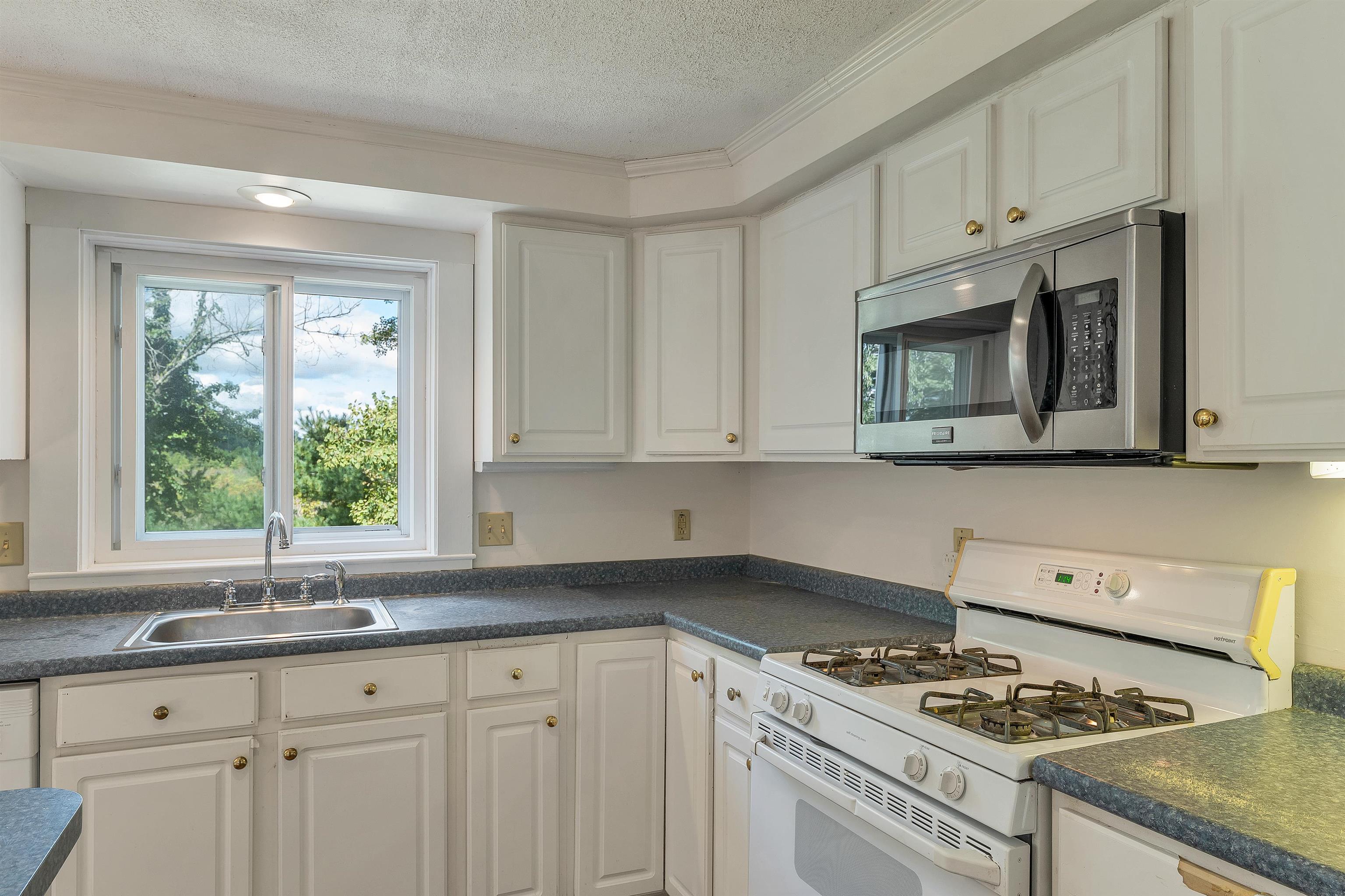 2nd image of 470 Banfield Rd, Portsmouth, NH 03801 | MLS# 5104484