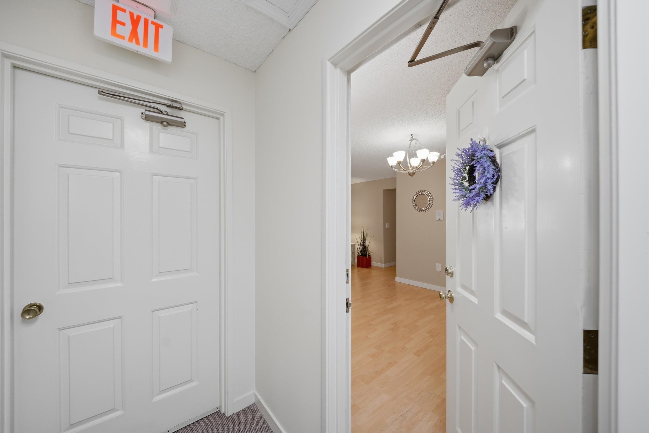 Door from unit to laundry 25983958