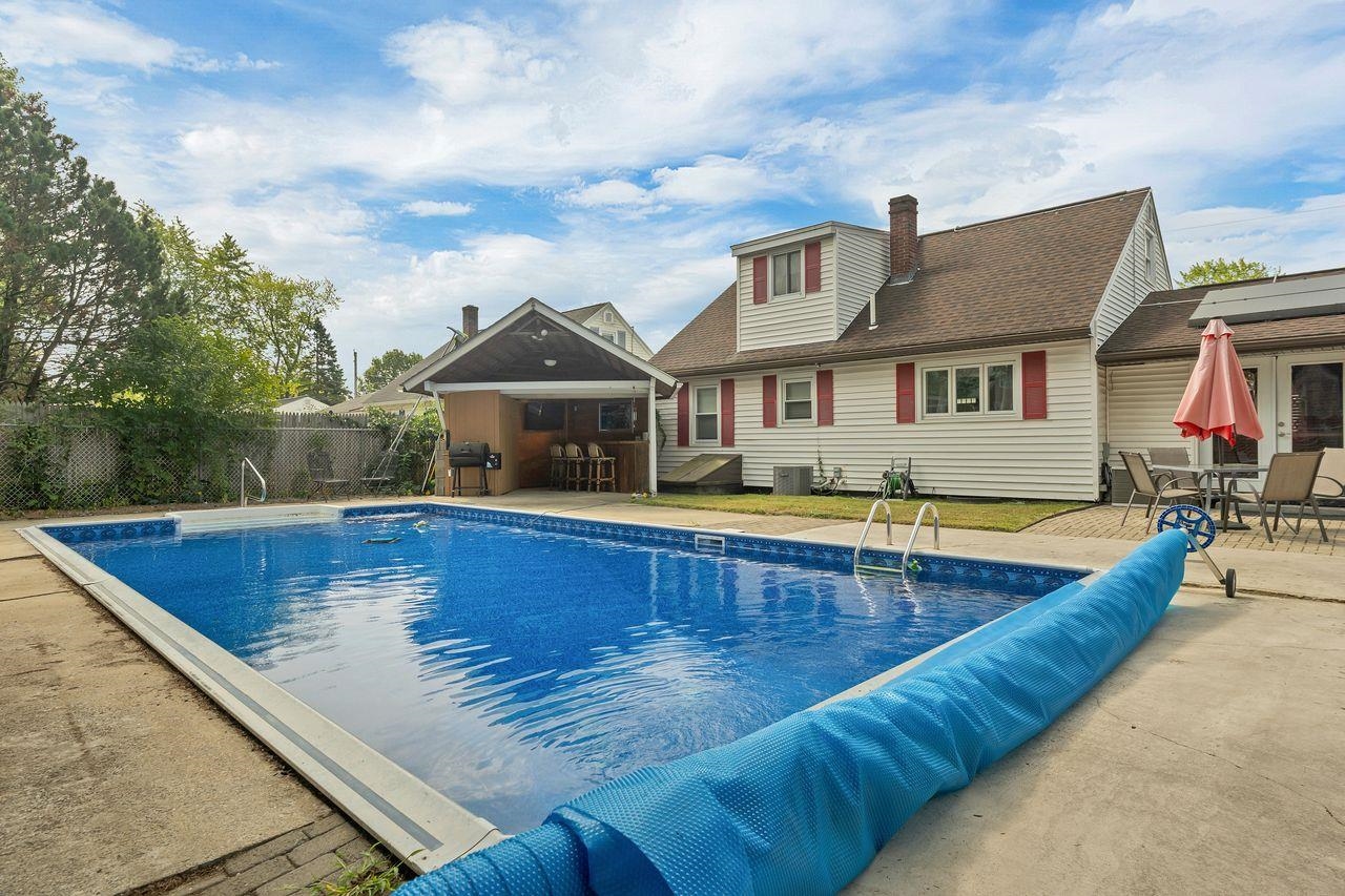 7 Donna St, Nashua, NH 03060