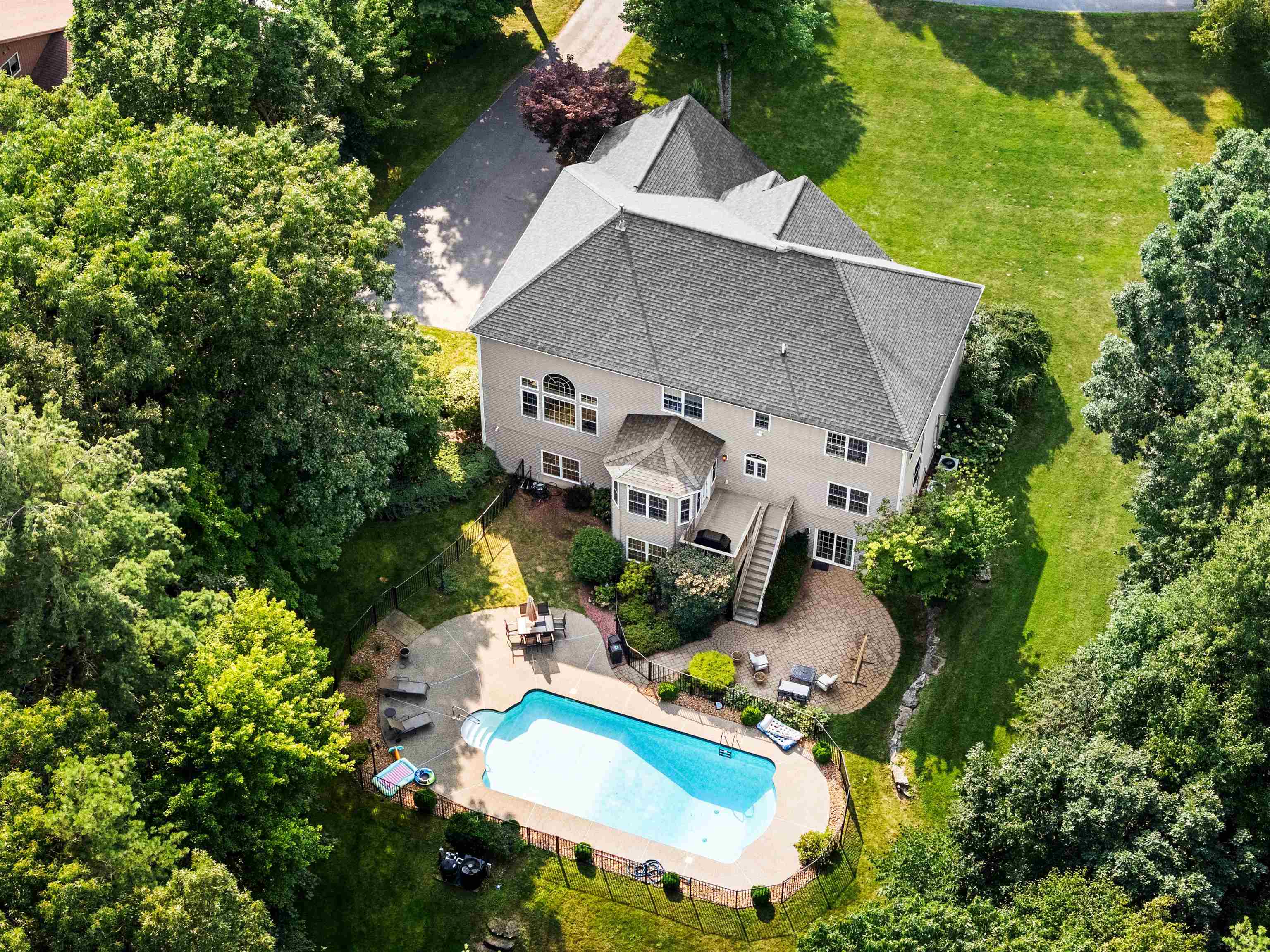 18 Priscilla Ln, Londonderry, NH 03053
