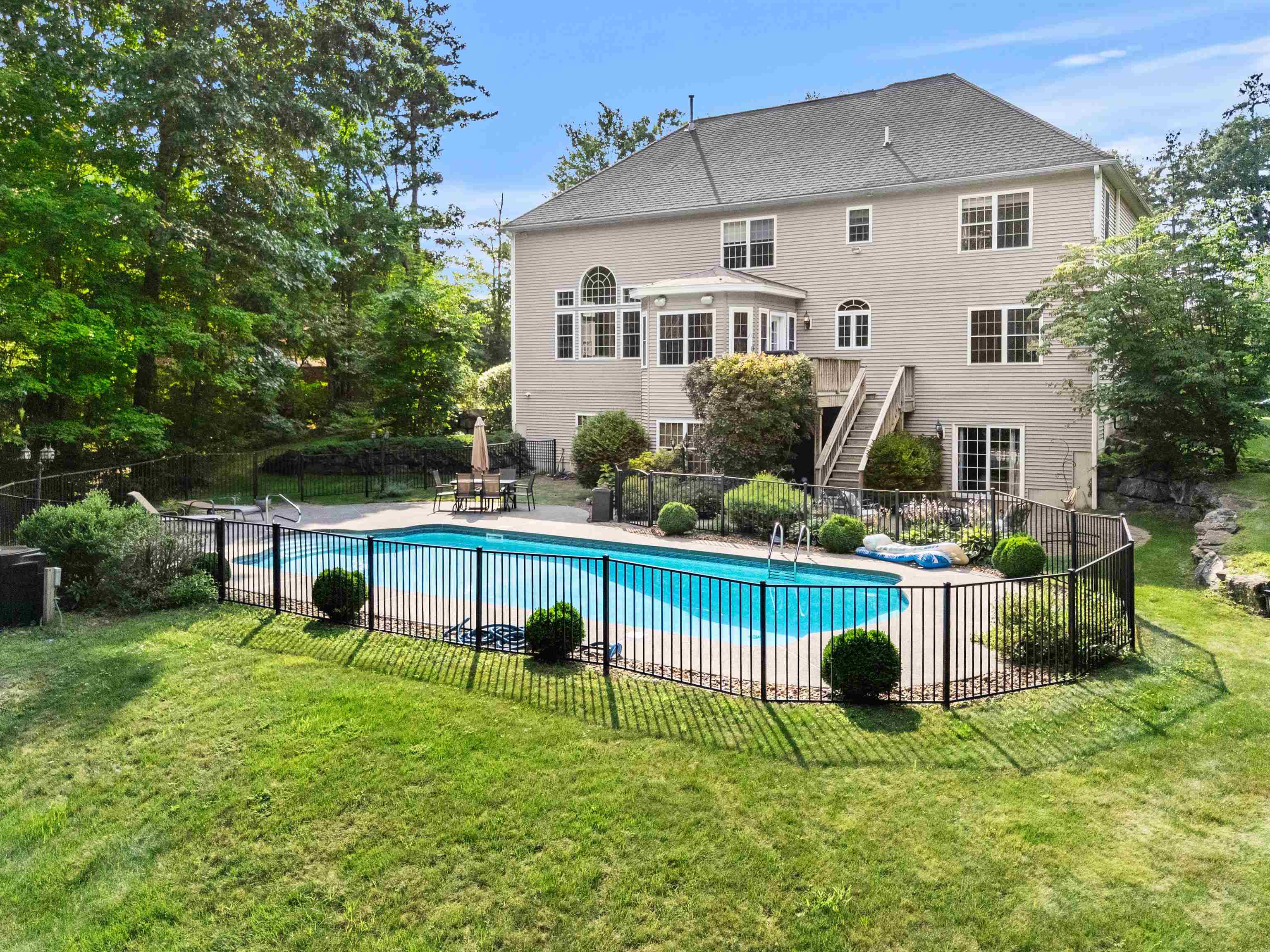 18 Priscilla Ln, Londonderry, NH 03053