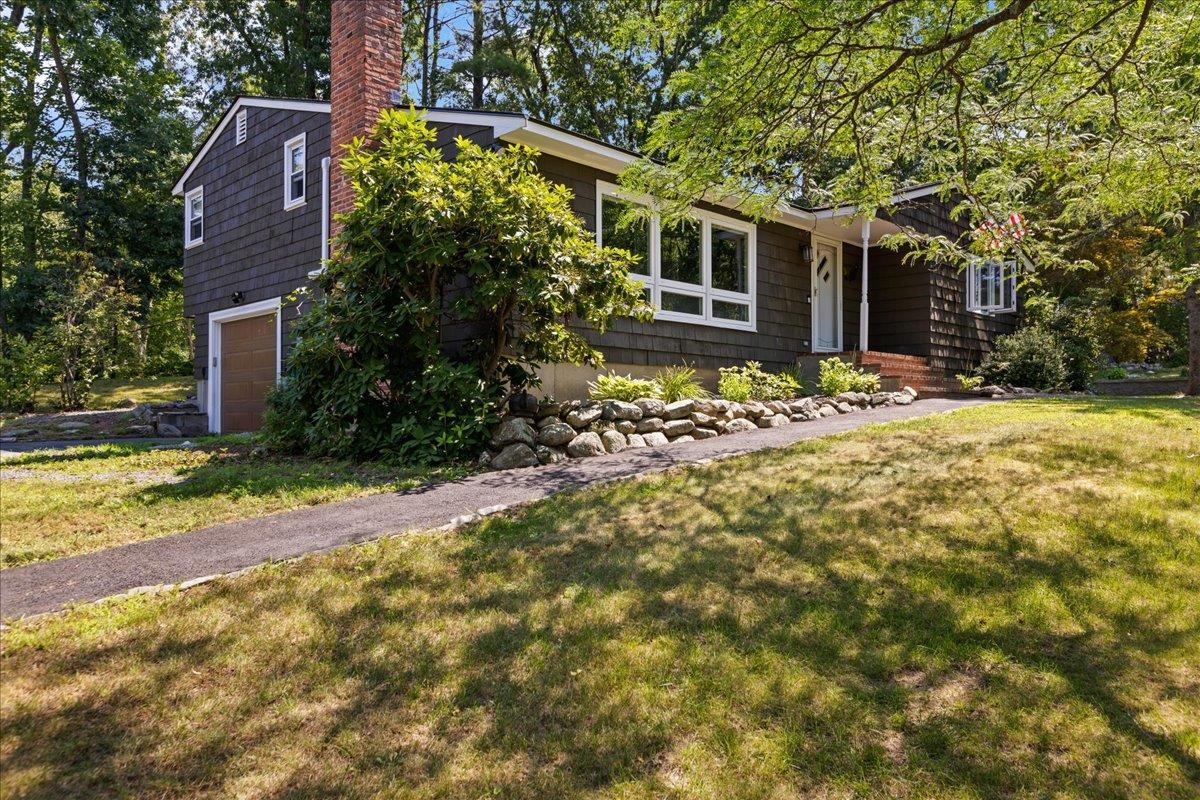 5 Hilltop Rd, Plaistow, NH 03865
