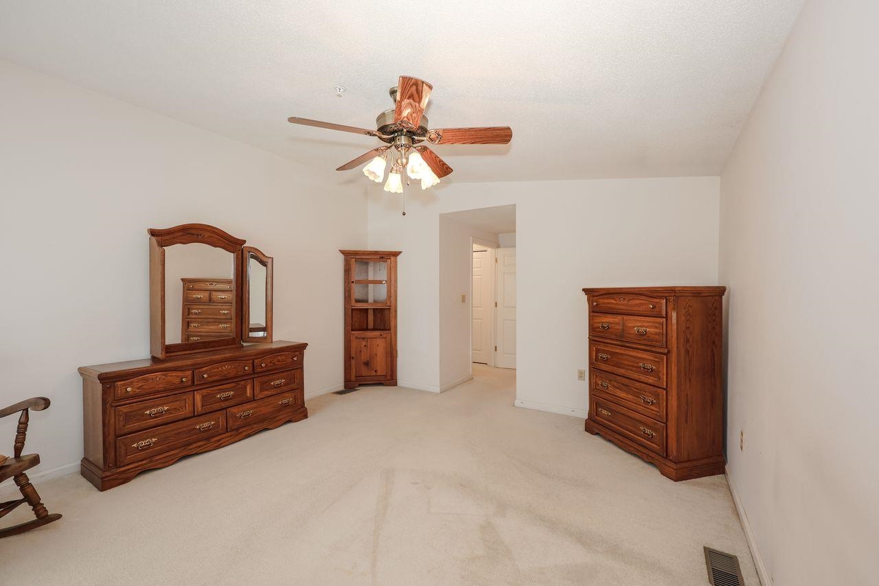 8 Rainbow Dr, Londonderry, NH 03053