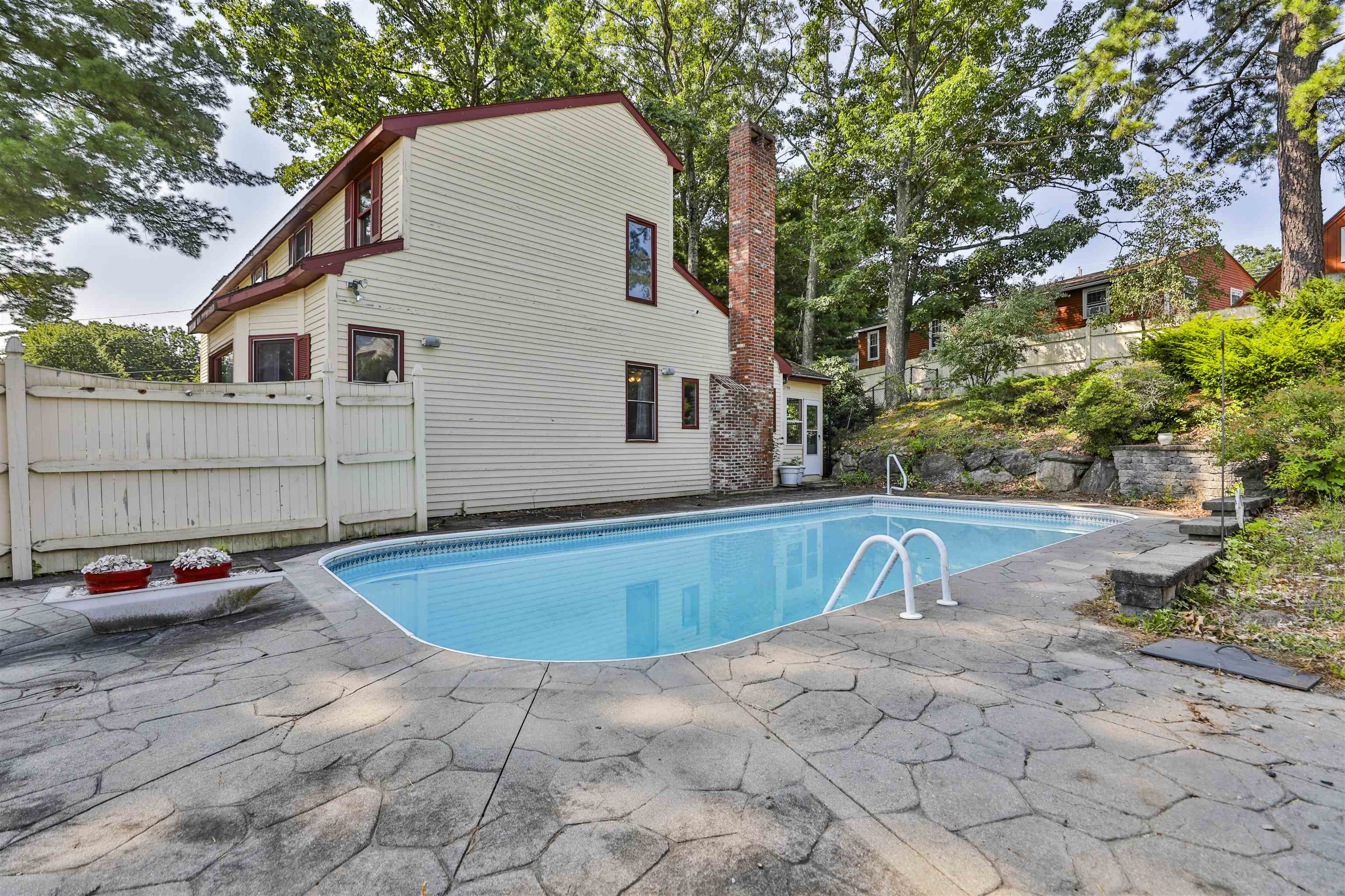28 Danbury Rd, Nashua, NH 03064