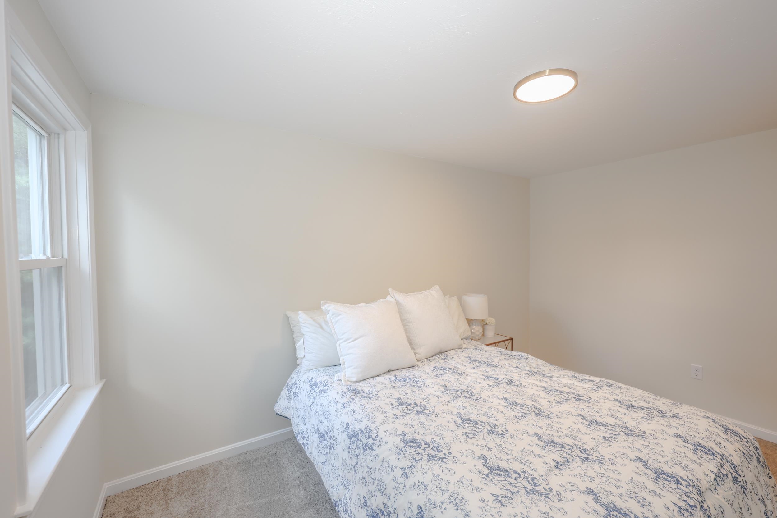 27 W Chamberlain Rd, Merrimack, NH 03054