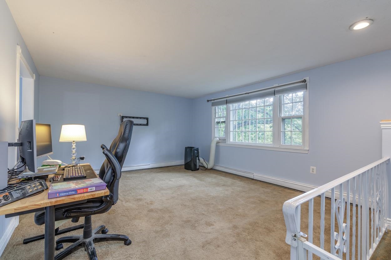 12 Ash St, Londonderry, NH 03053
