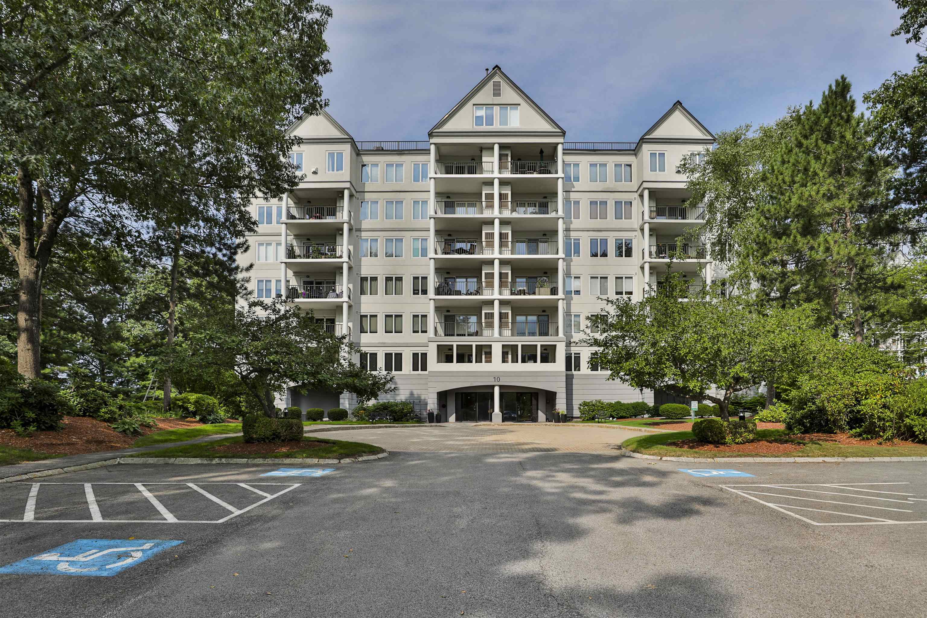 10 Mt Laurels Dr #104, Nashua, NH 03060