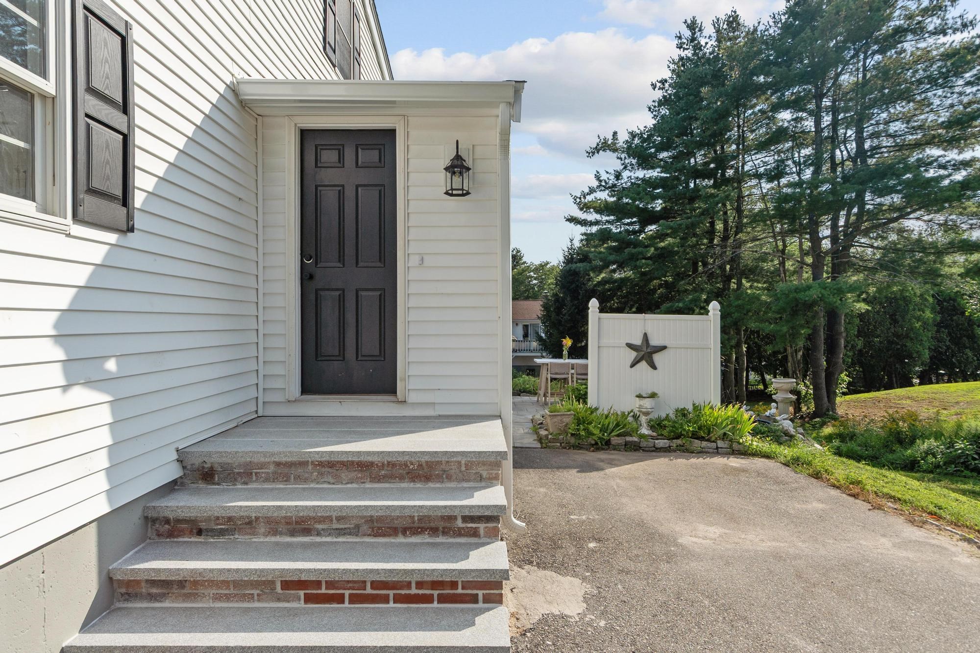 64 Bridge St, Salem, NH 03079