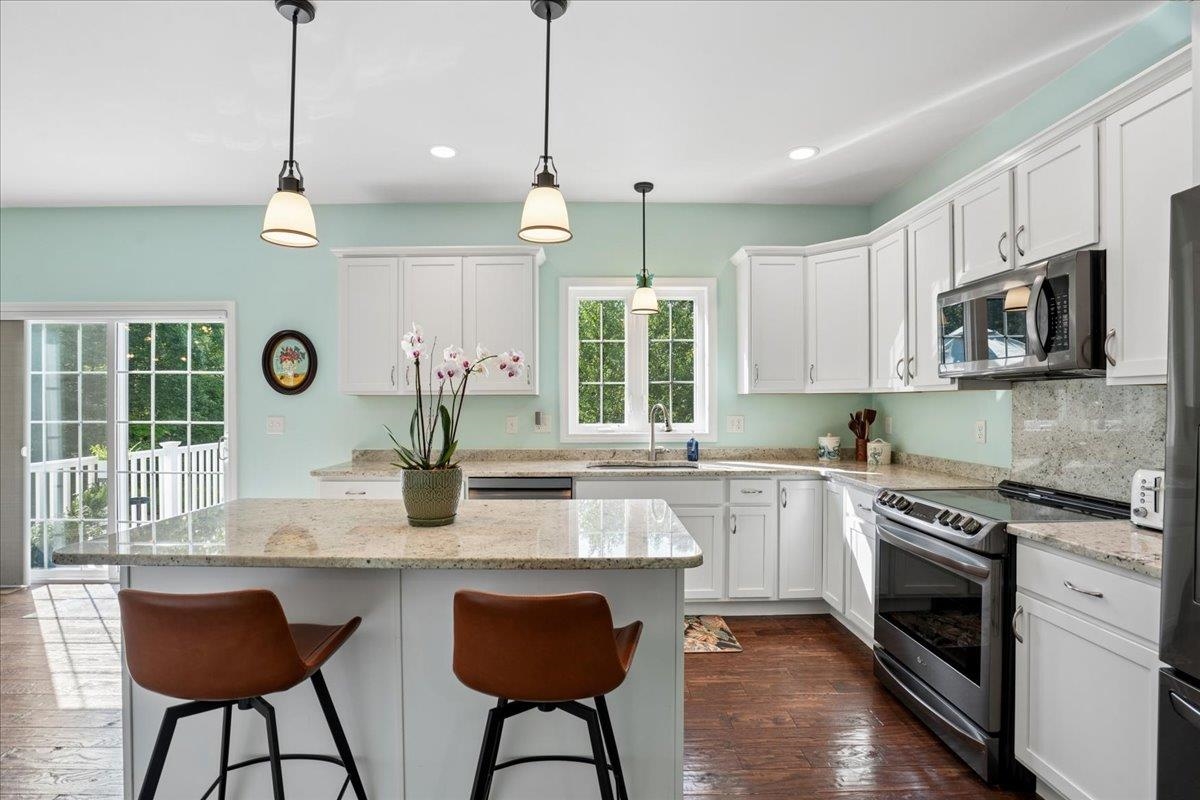12 Alexander Rd, Londonderry, NH 03053