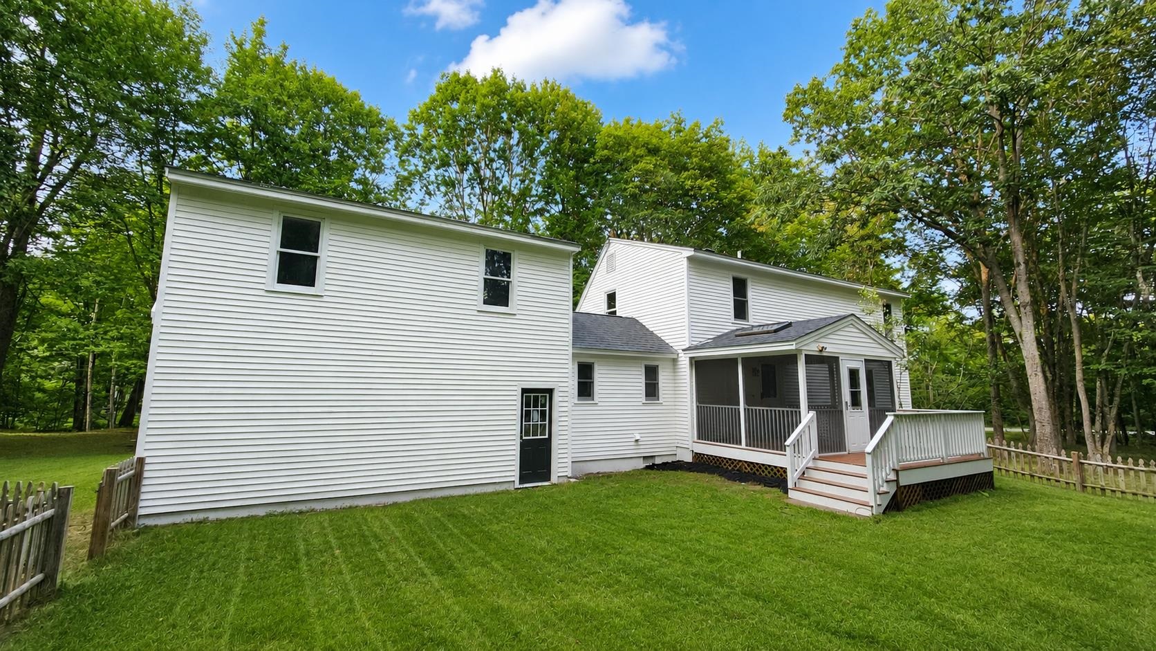 16 Moharimet Dr, Madbury, NH 03823