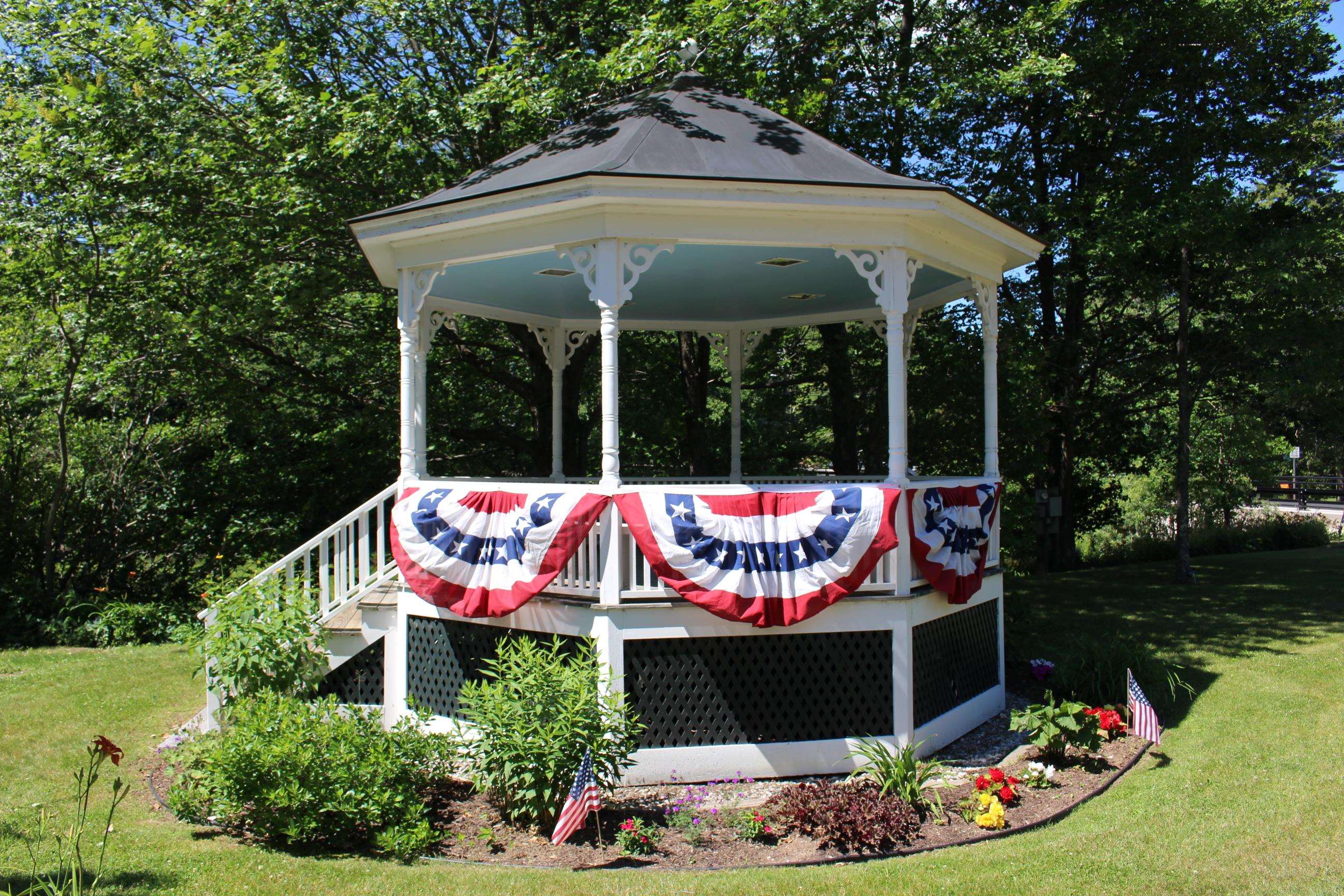 81 Hall Farm Rd, New London, NH 03257
