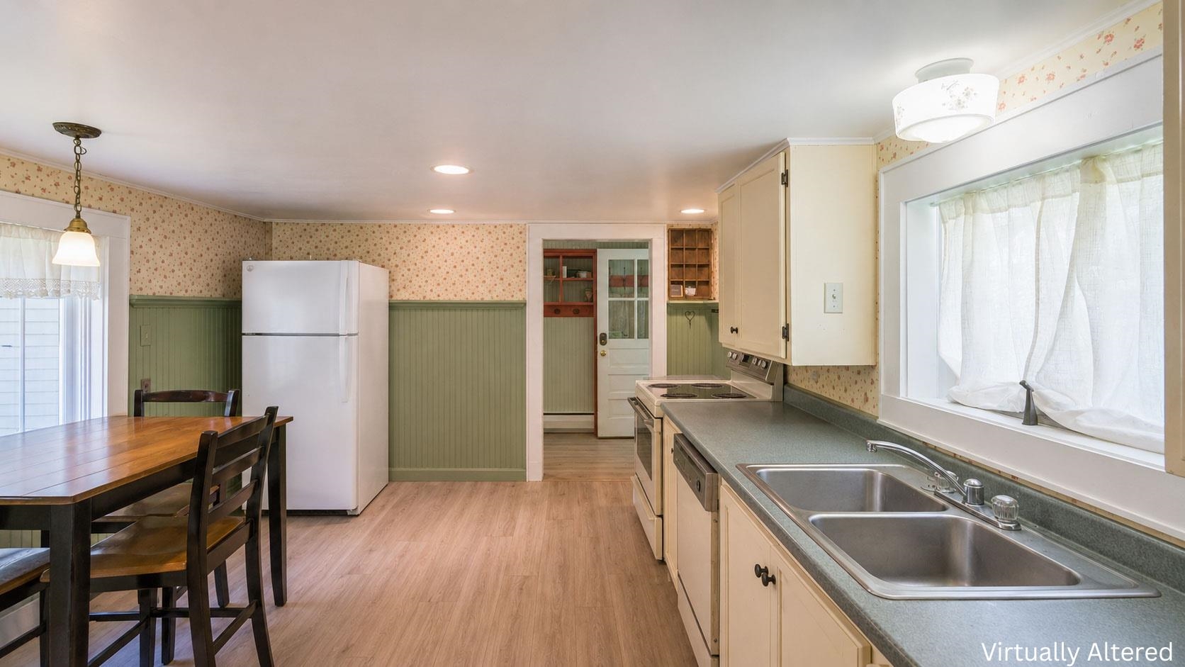 Apartment Eat-in Kitchen