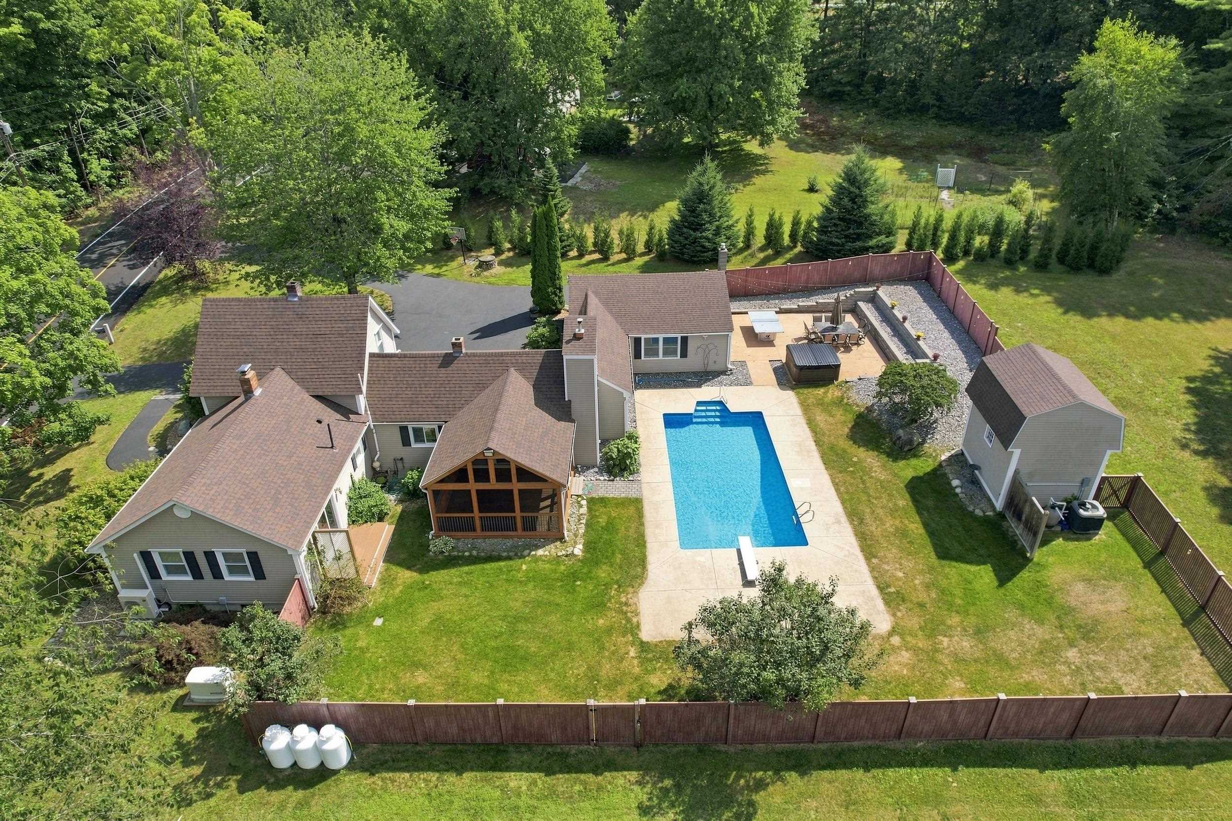 79 Dearborn Rd, Auburn, NH 03032
