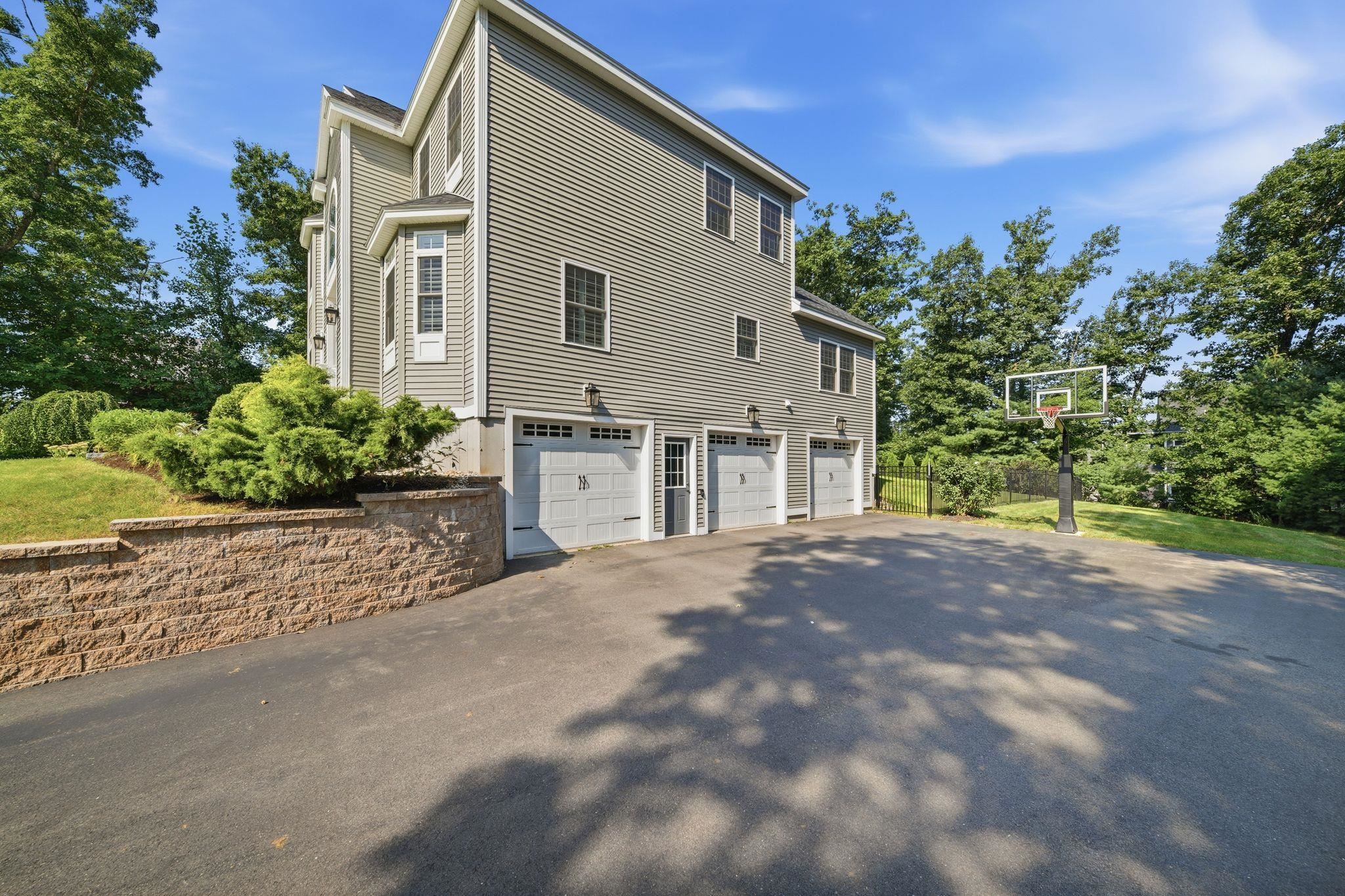 37 Sheffield St, Windham, NH 03087