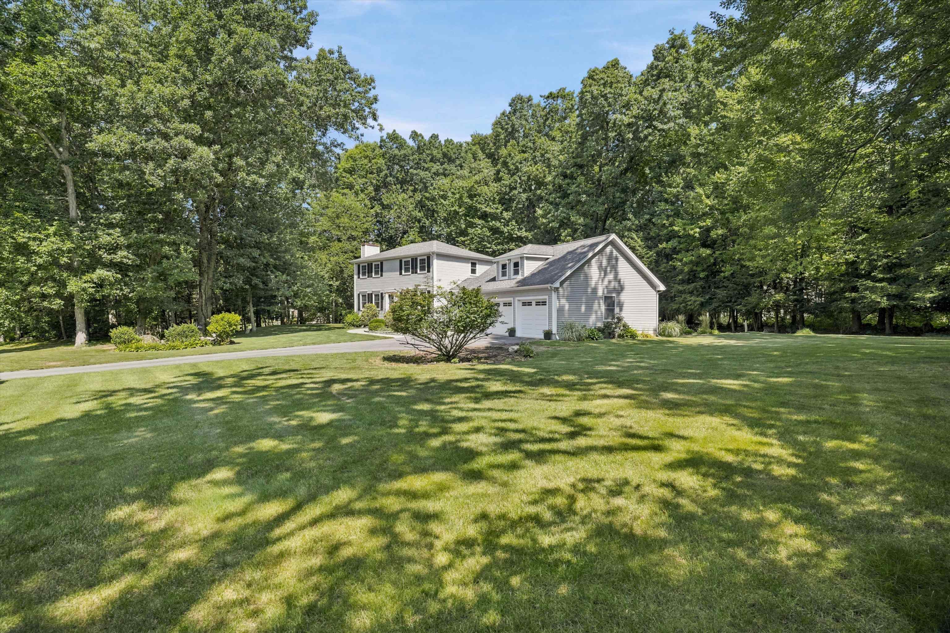 12 Meadow Ln, Salem, NH 03079