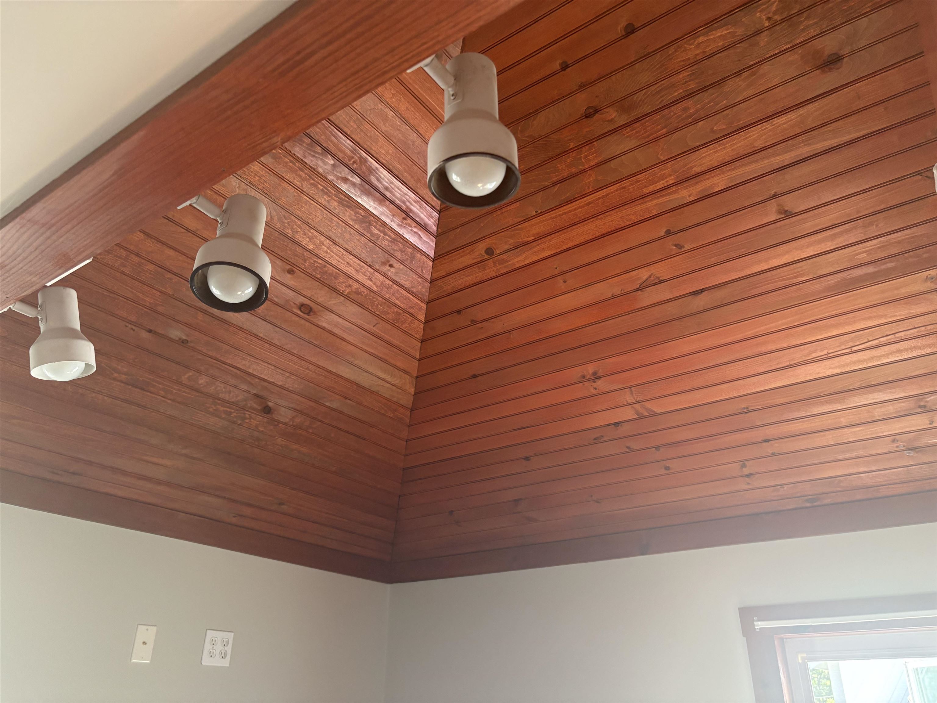 Vaulted ceiling 25993574