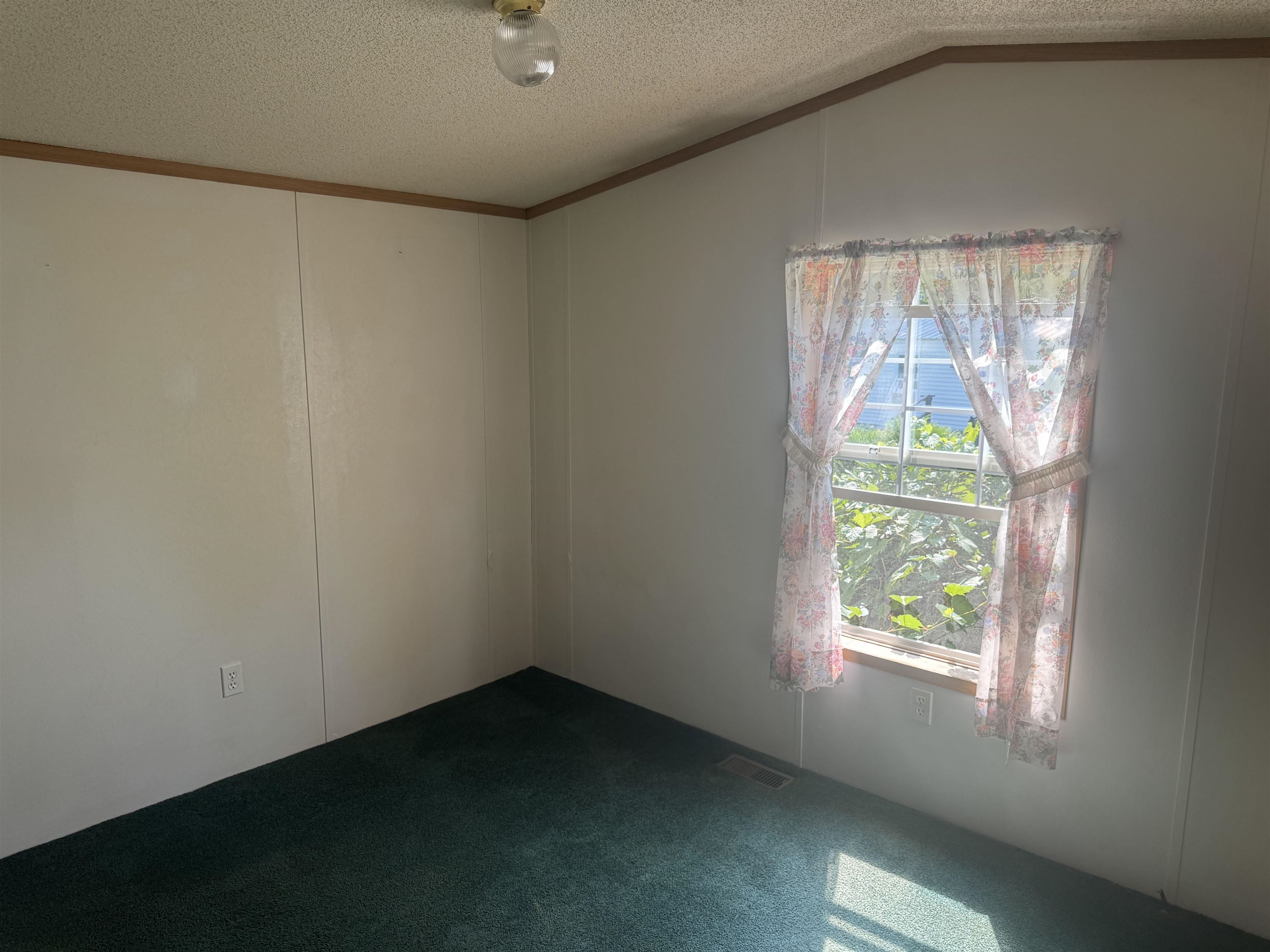 37 Hillside Dr, Charlestown, NH 03603