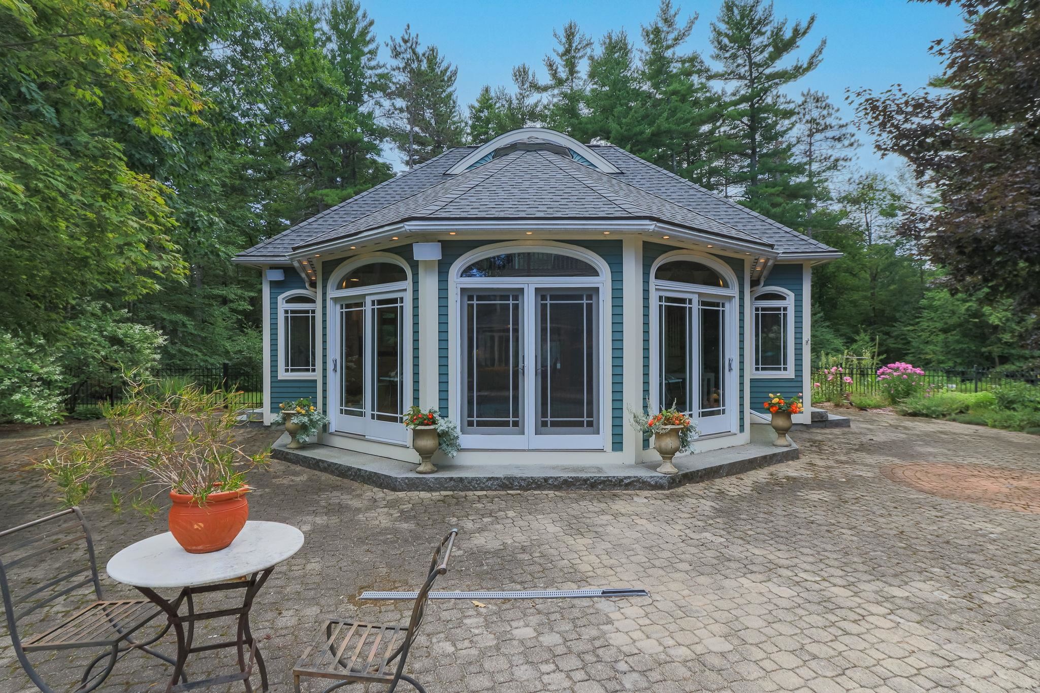 Separate Pool House 26002649