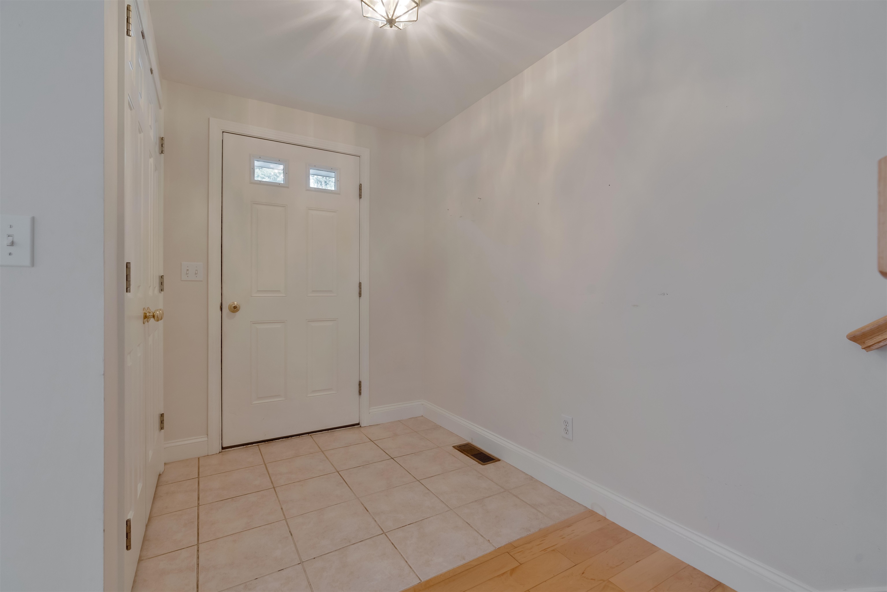 9 Wingate Ln, Dover, NH 03820
