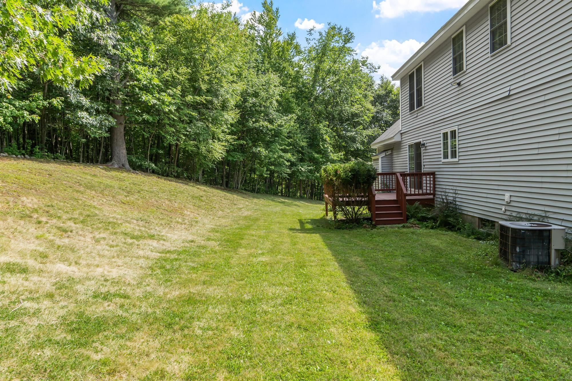 13 Lantern Dr, Sandown, NH 03873