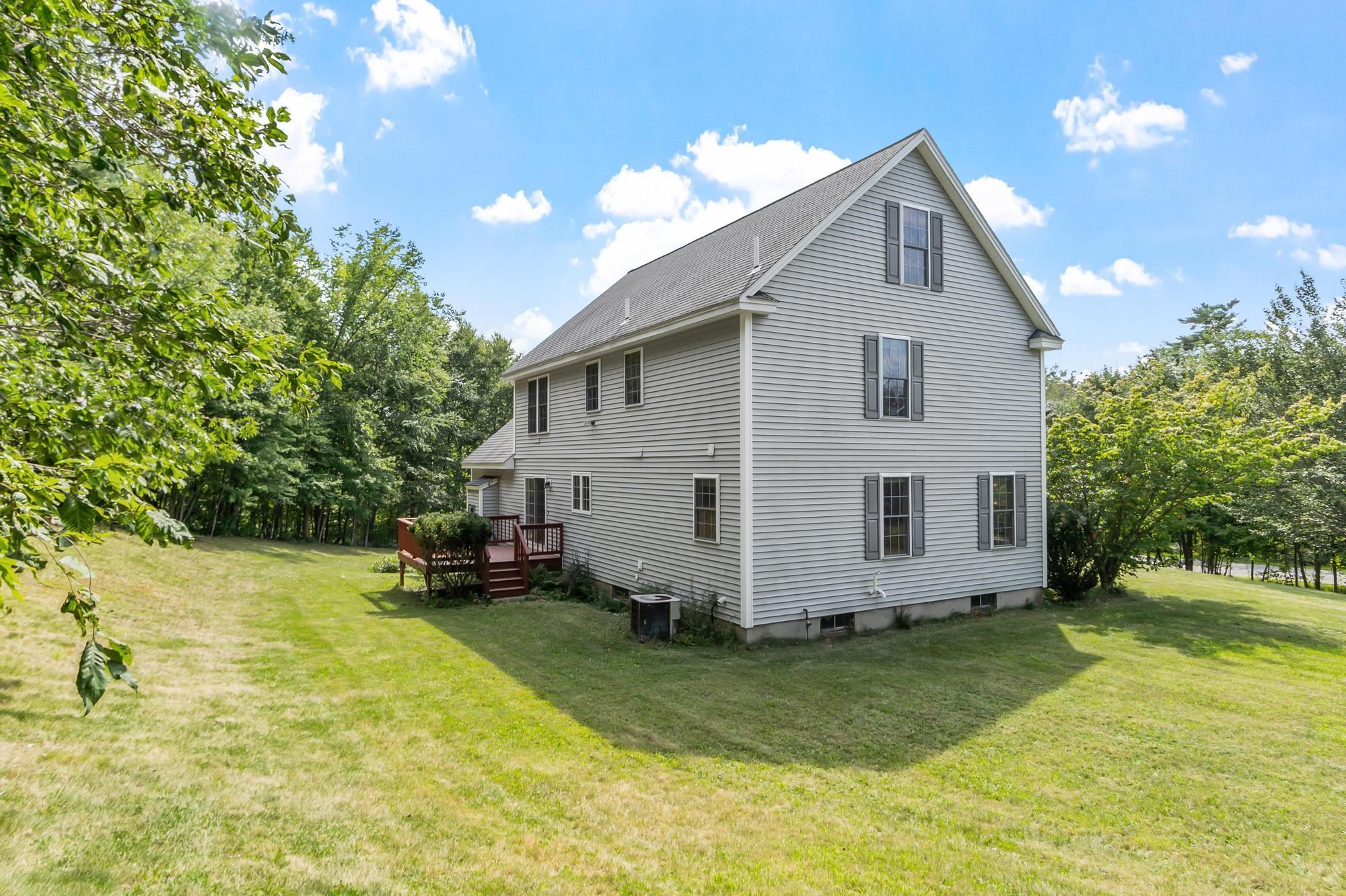 13 Lantern Dr, Sandown, NH 03873