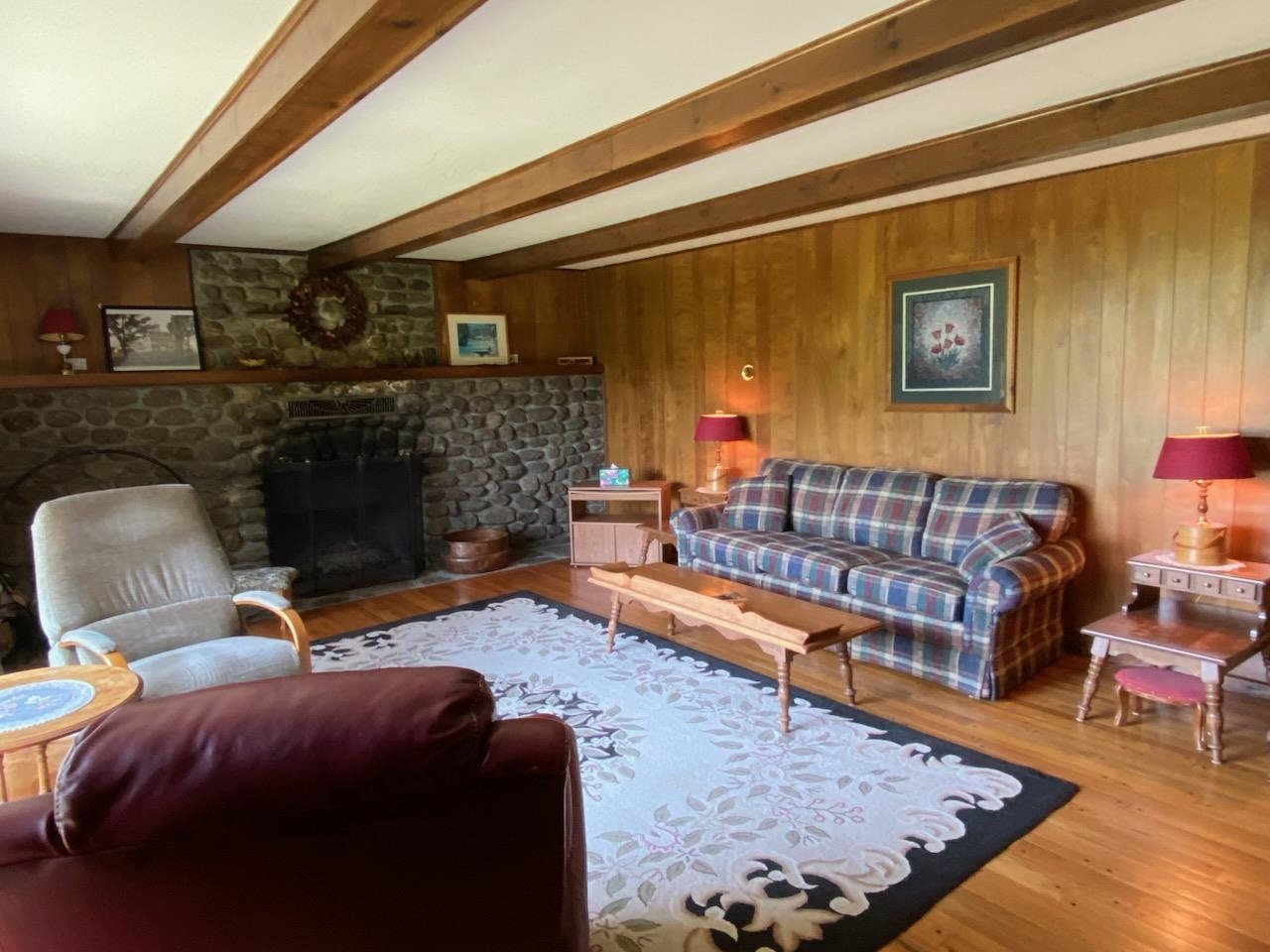 Nice fieldstone fireplace 26001854