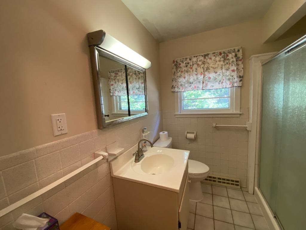 Bath with large shower 26001892