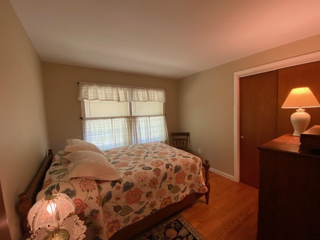 Bedroom hard pine floors 26001897