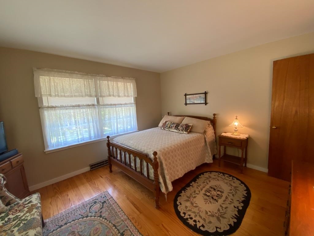 East side Bedroom 26001898