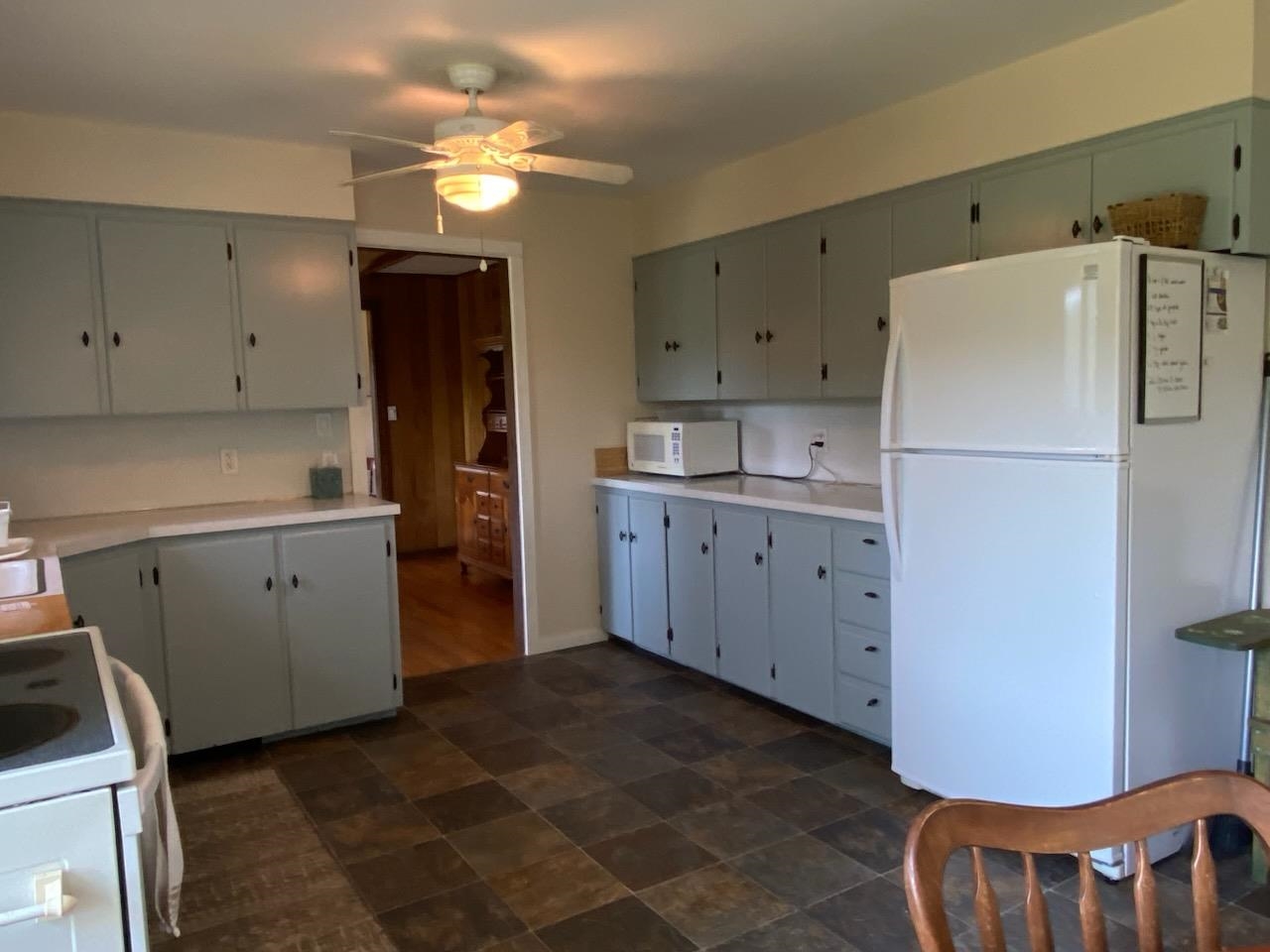 Plenty of Cabinets 26001925
