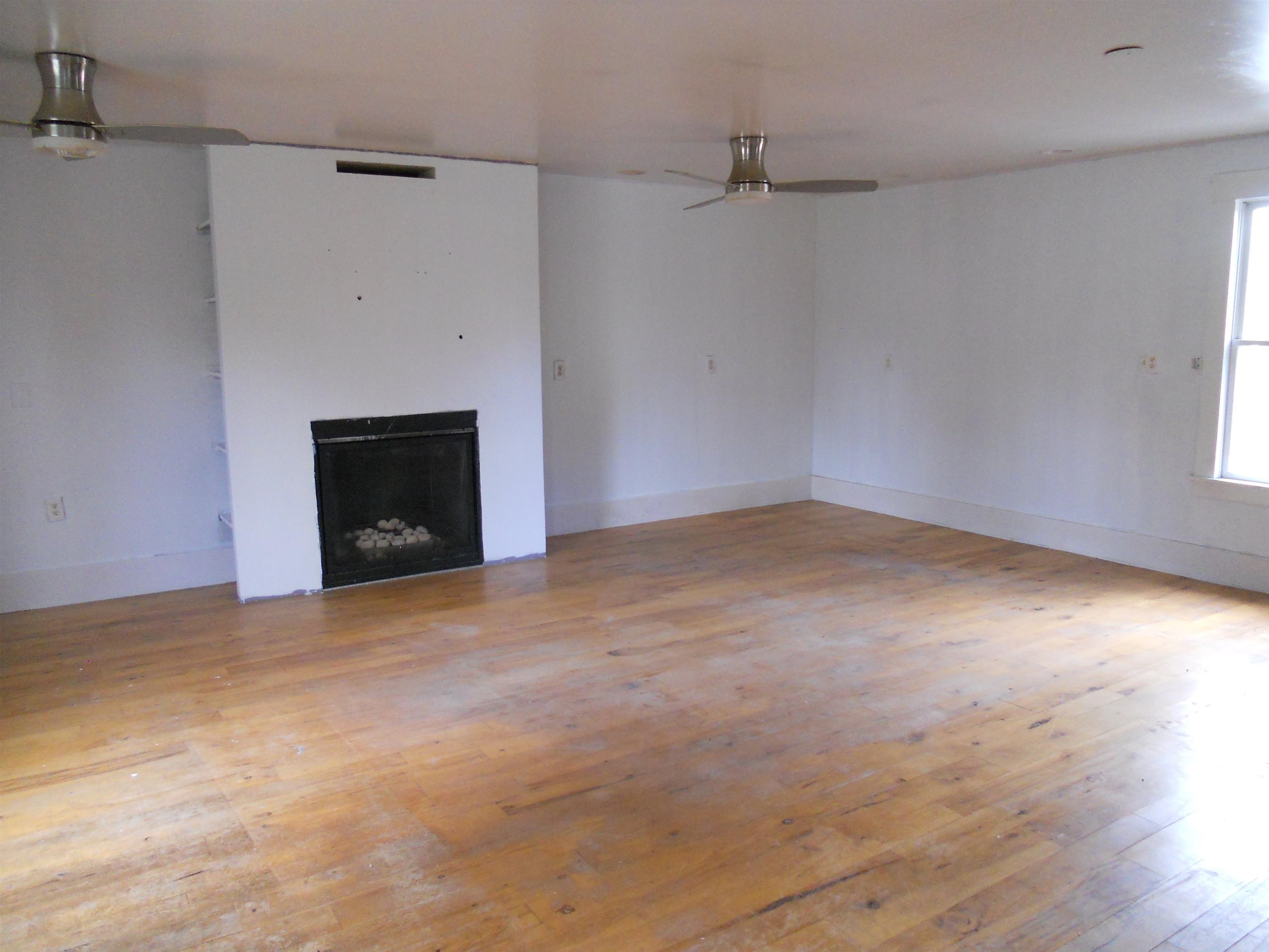 Huge Living Room with Propane Fireplace 26012072