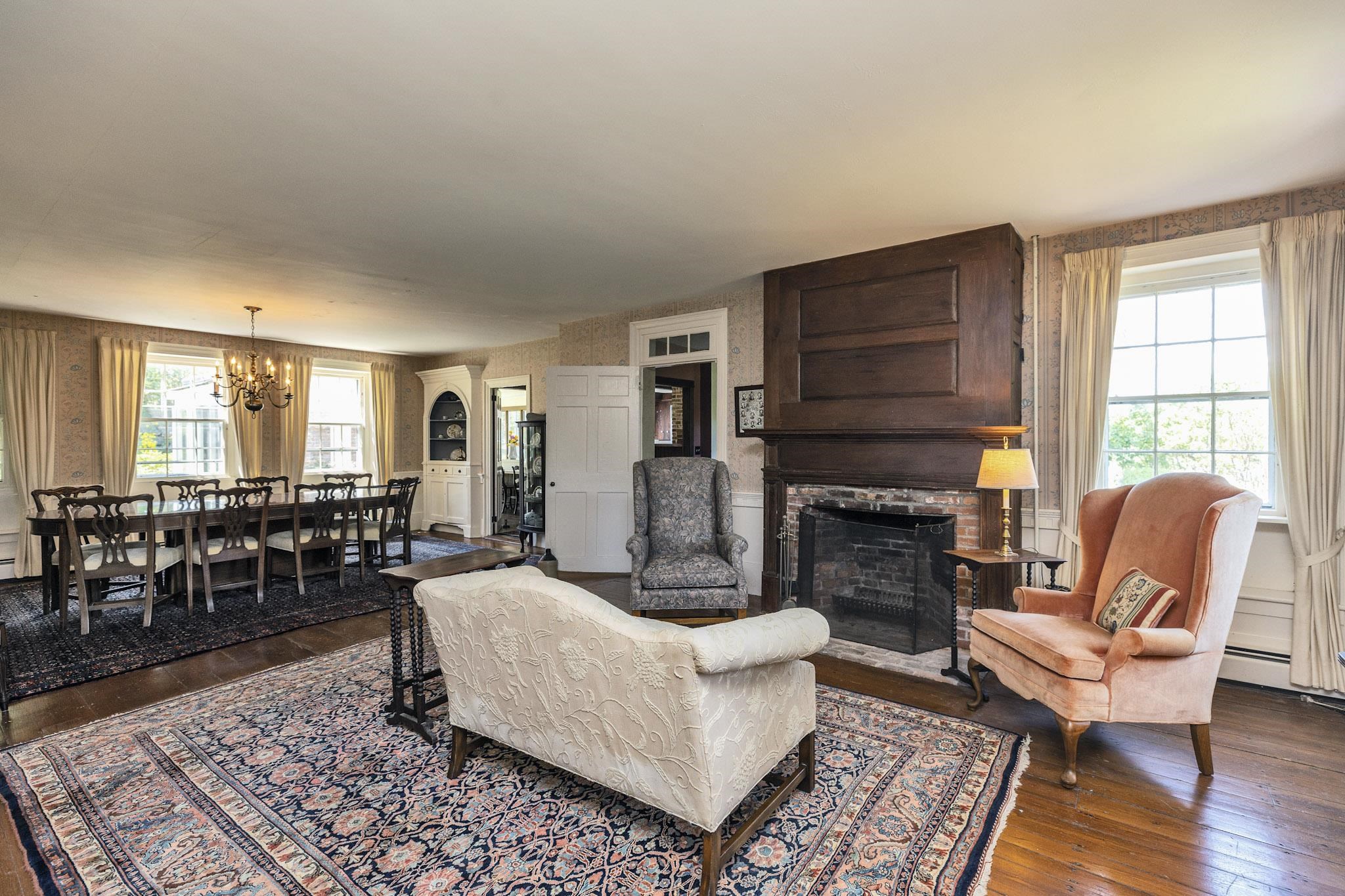 Sitting rm/dining room