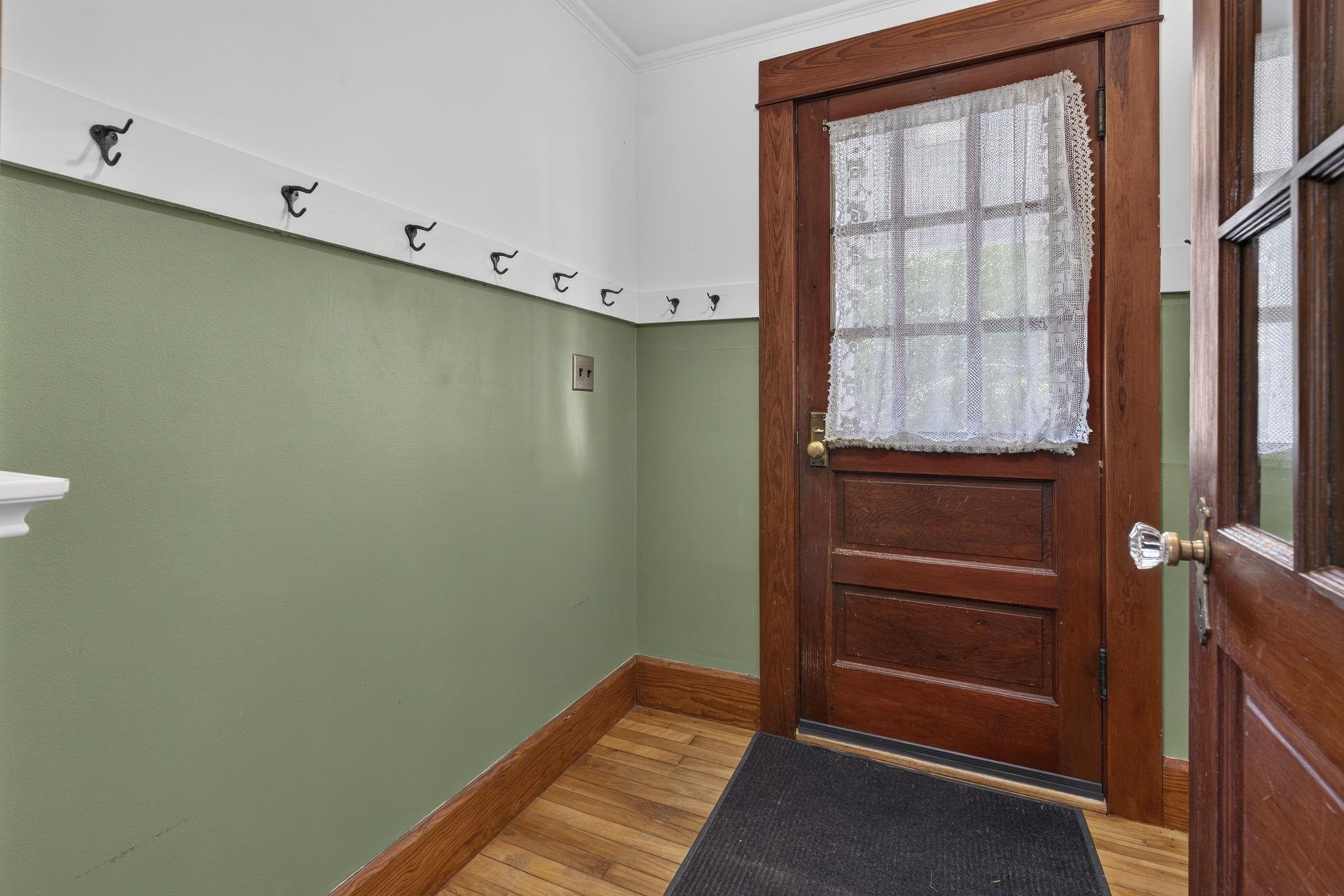 Foyer with coat hooks 26017561