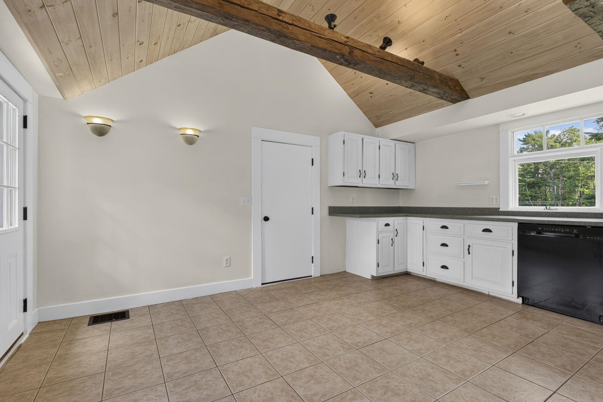 Kitchen with tile flooring 26017600