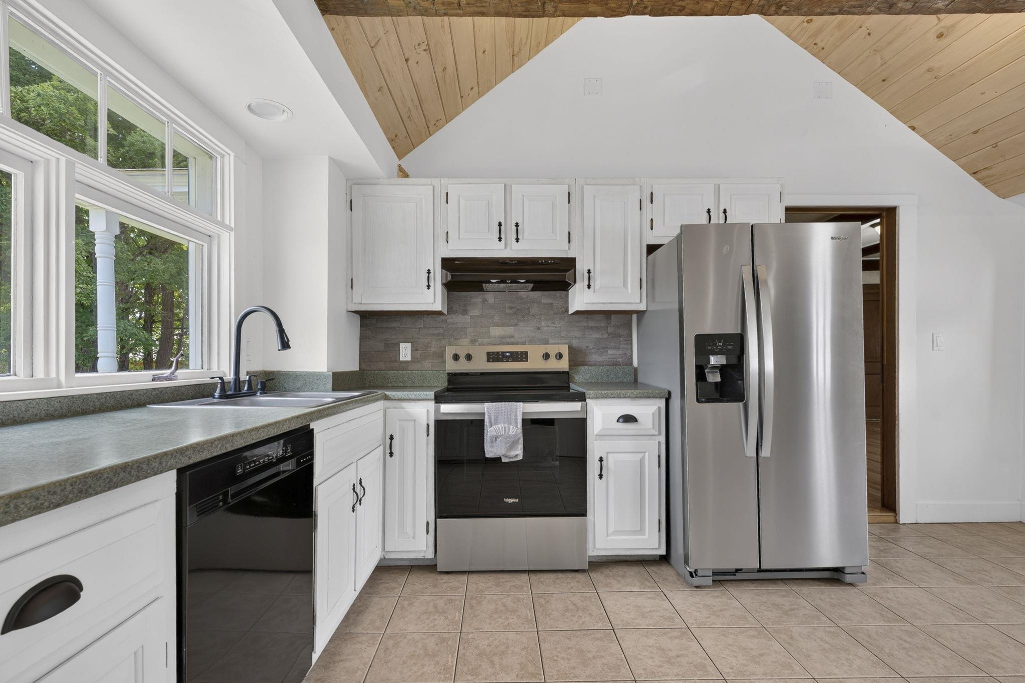 Kitchen with SS appliances 26017604