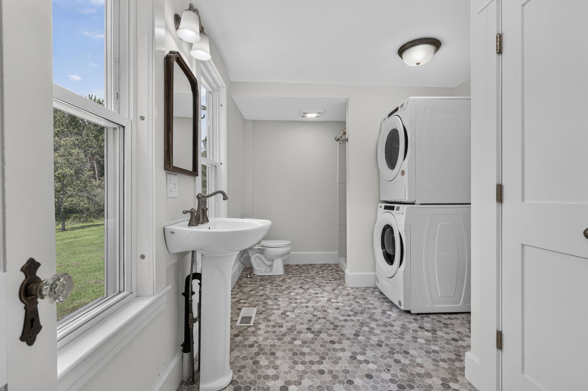 Primary en suite 1st floor 26017578