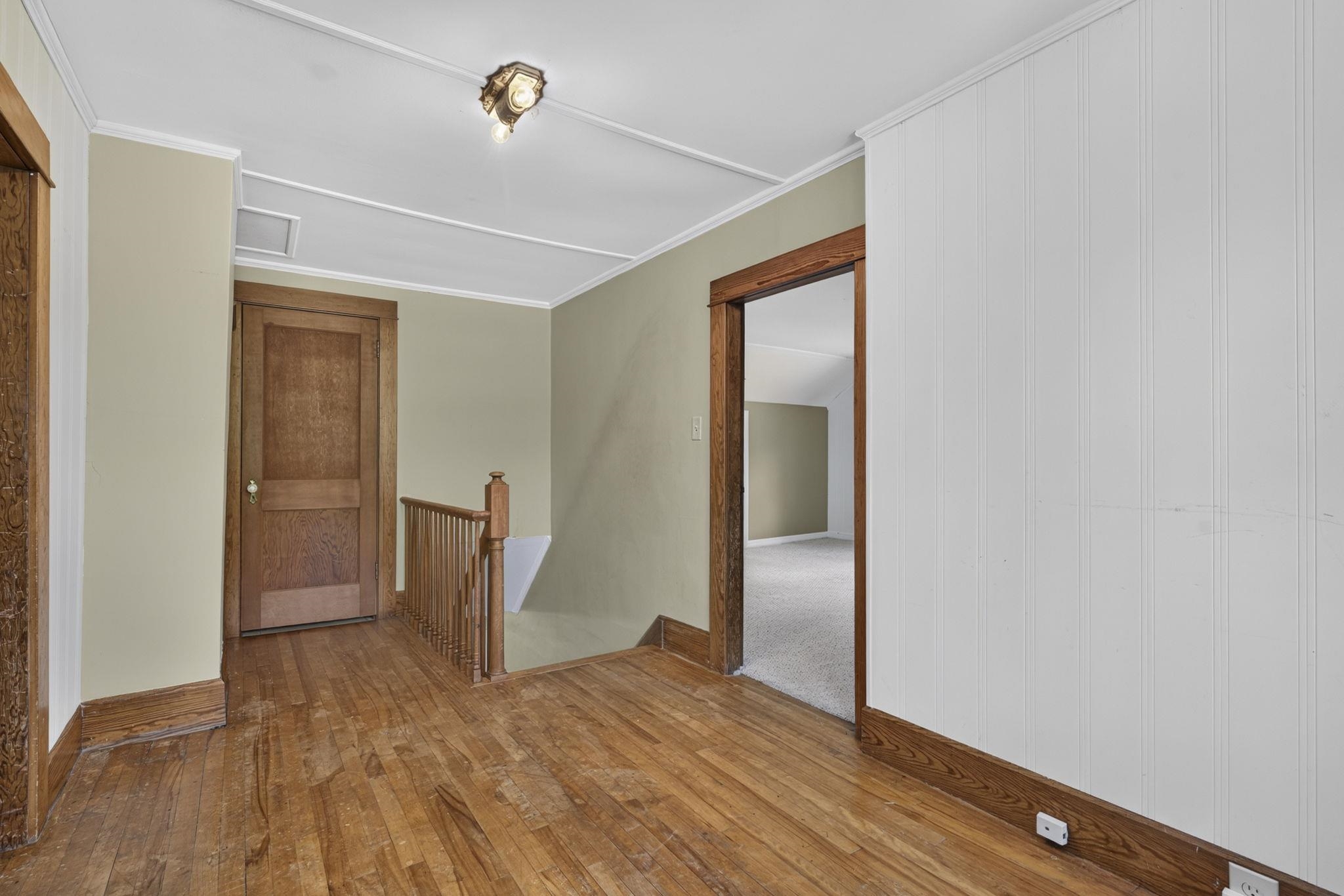 2nd floor hallway looking to 1st floor 26017570