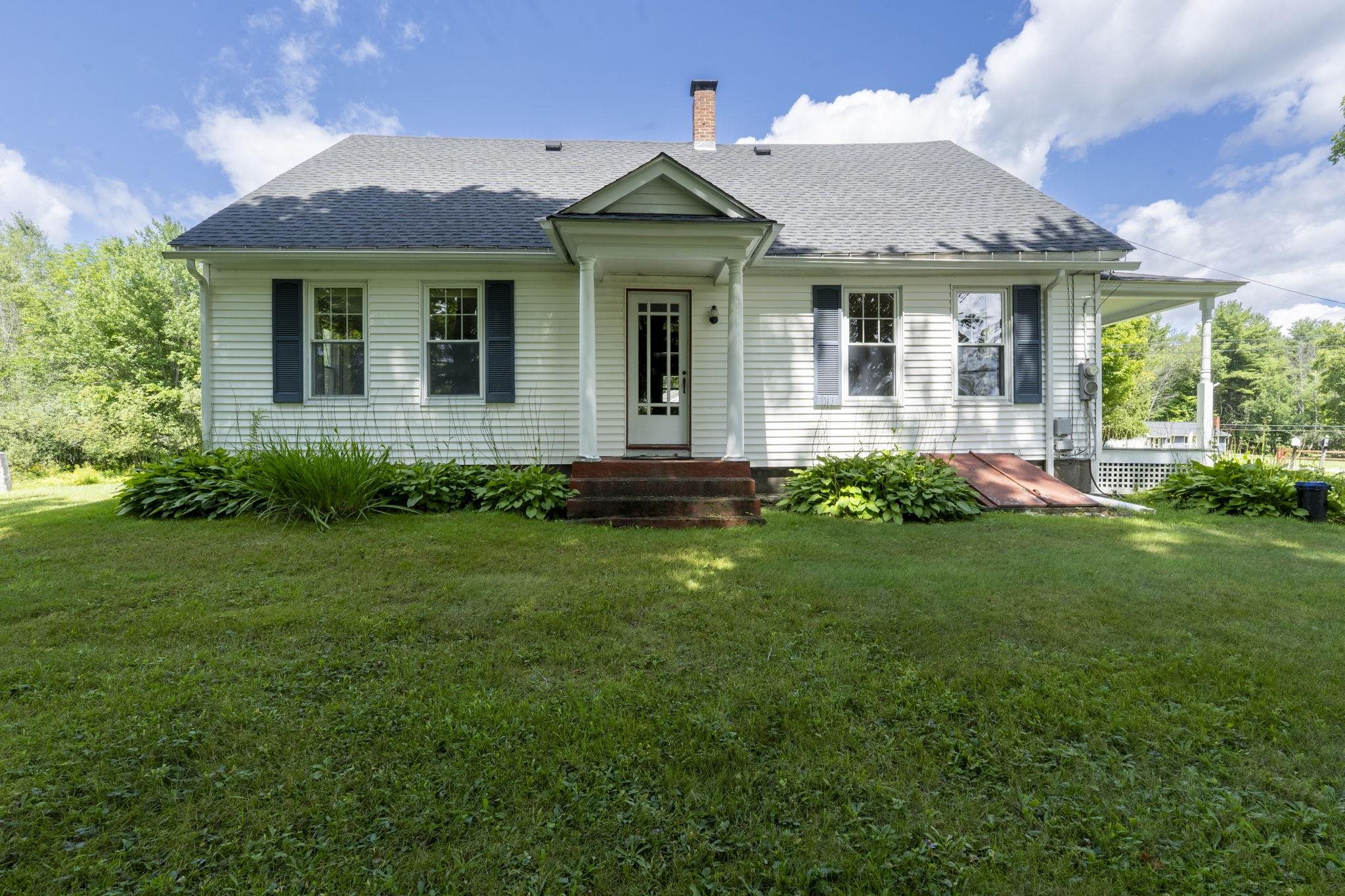 Side entry view (left side of house) 26017545