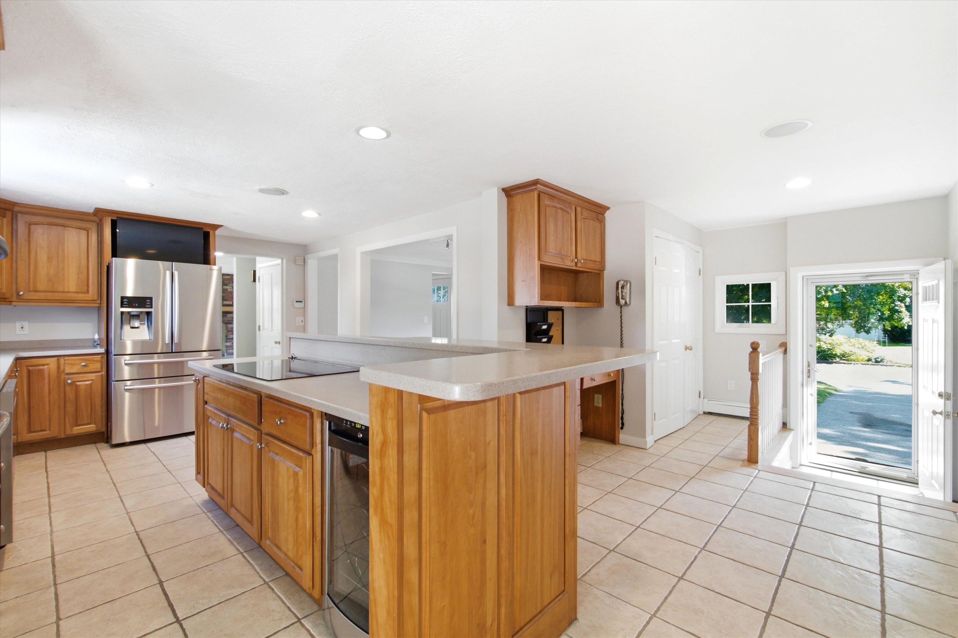 214 Walnut Hill Ave, Manchester, NH 03104