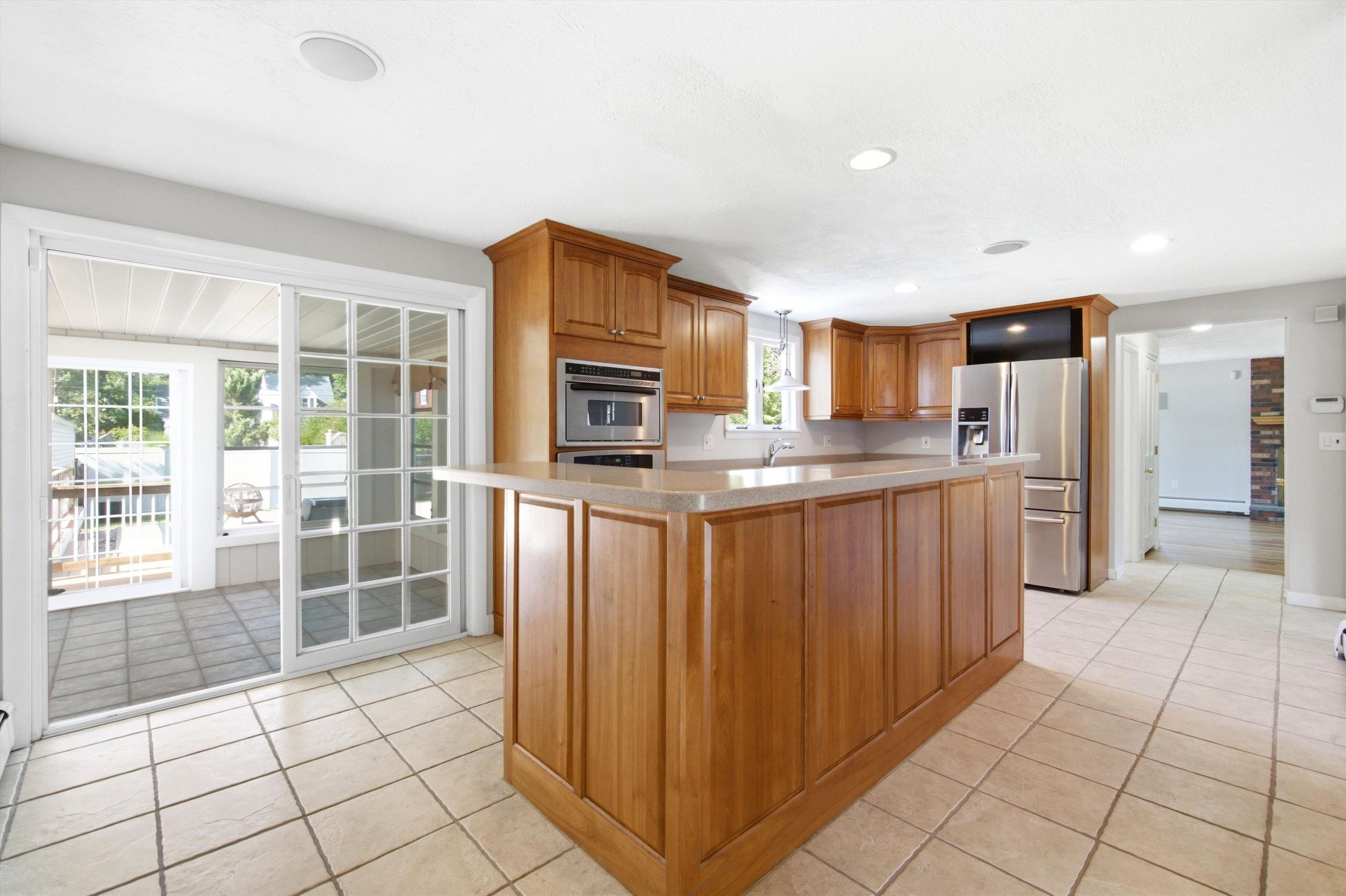 214 Walnut Hill Ave, Manchester, NH 03104