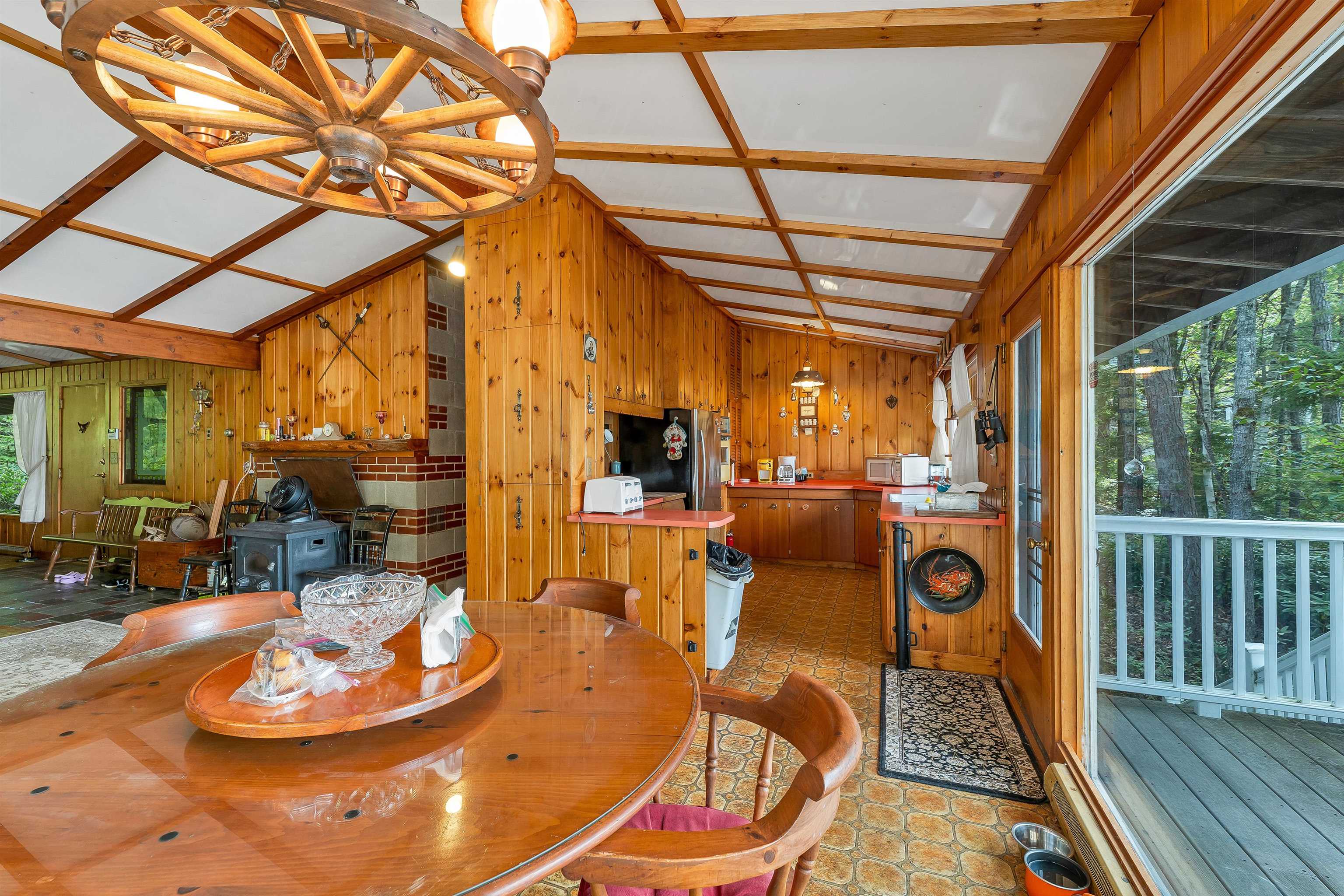 THE OPEN FLOOR PLAN ALLOWS THE WOOD HEAT TO FLOW AROUND THE HOUSE.