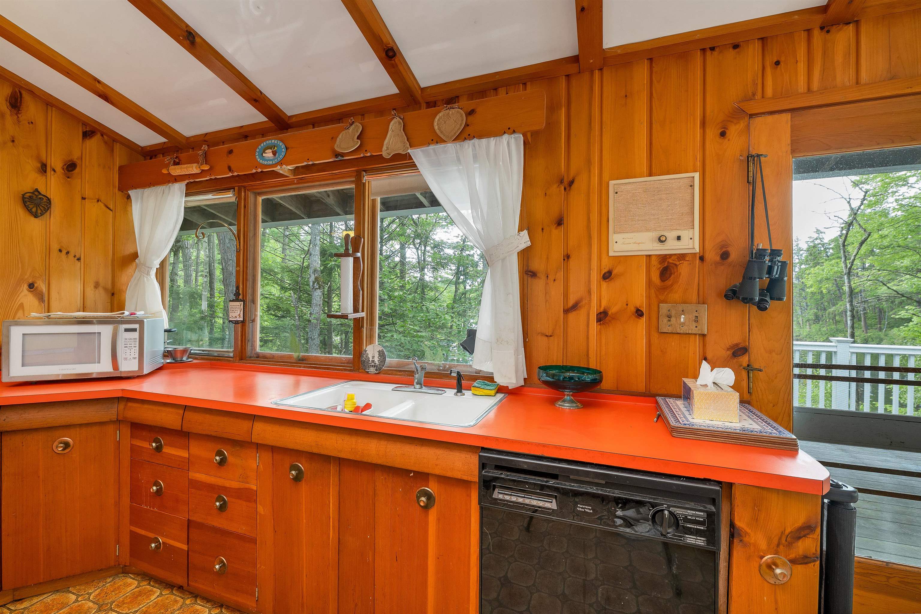 WELL DESIGNED WITH THE SINK ON THE COUNTER LOOKING TO THE LAKE!