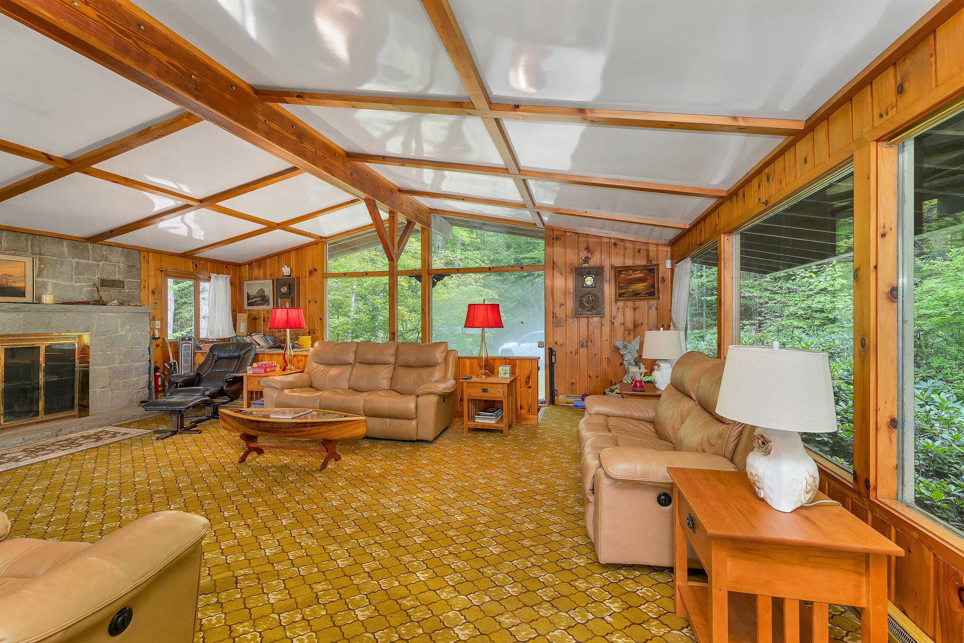 THERE IS A VAULTED CEILING THROUGHOUT THE MAIN LEVEL .