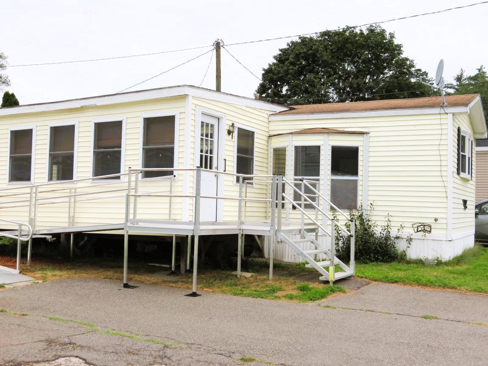 3rd image of 29 Derlon Ln, Litchfield, NH 03052 | MLS# 5105583