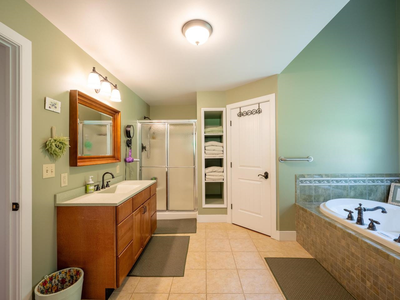 En suite primary bath