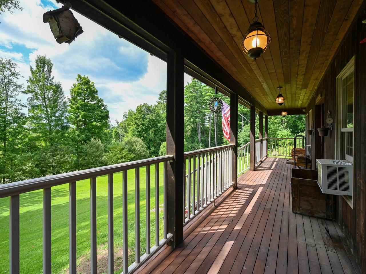 Large front porch w/mtn views