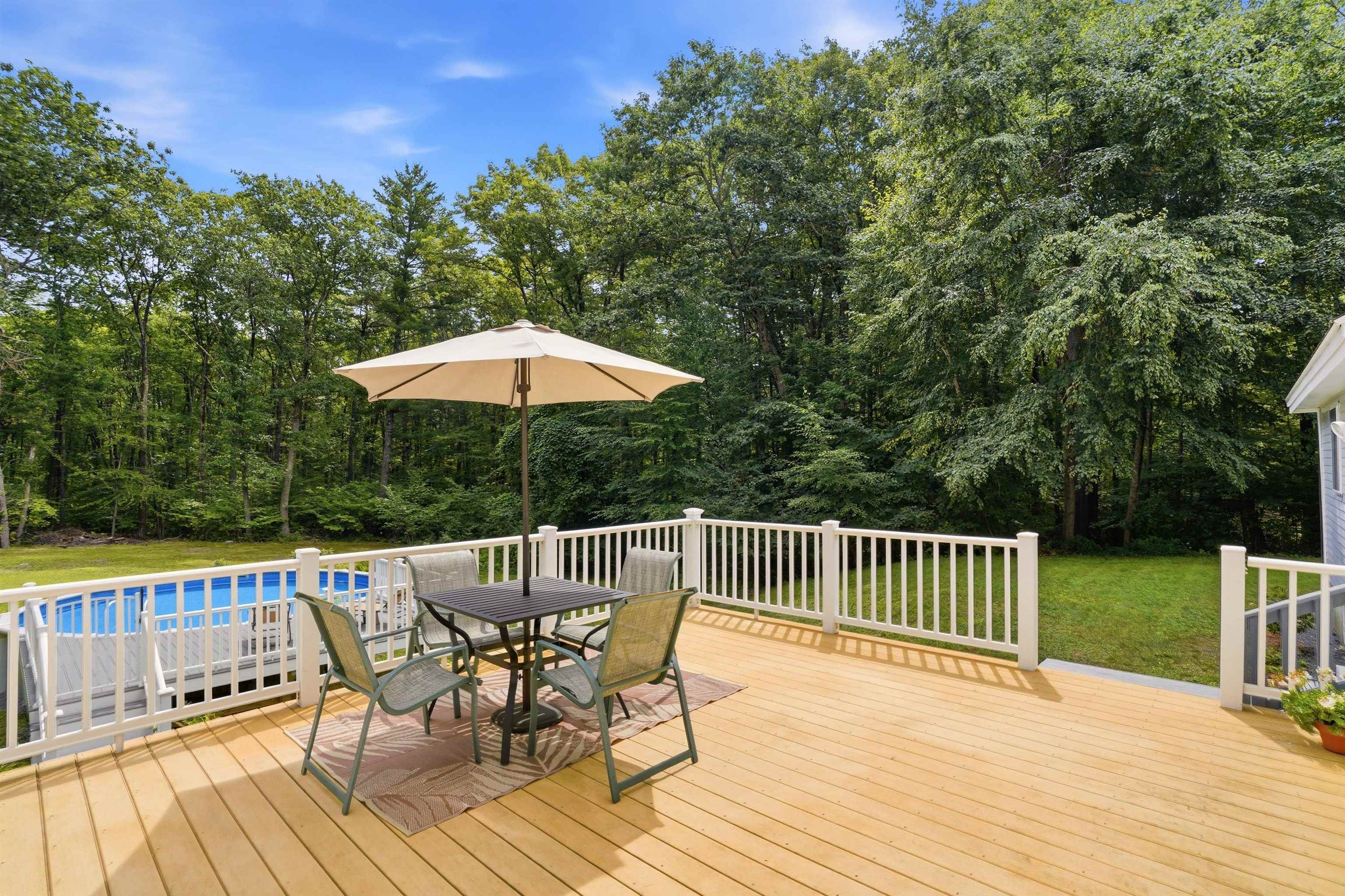 Large deck off sunporch