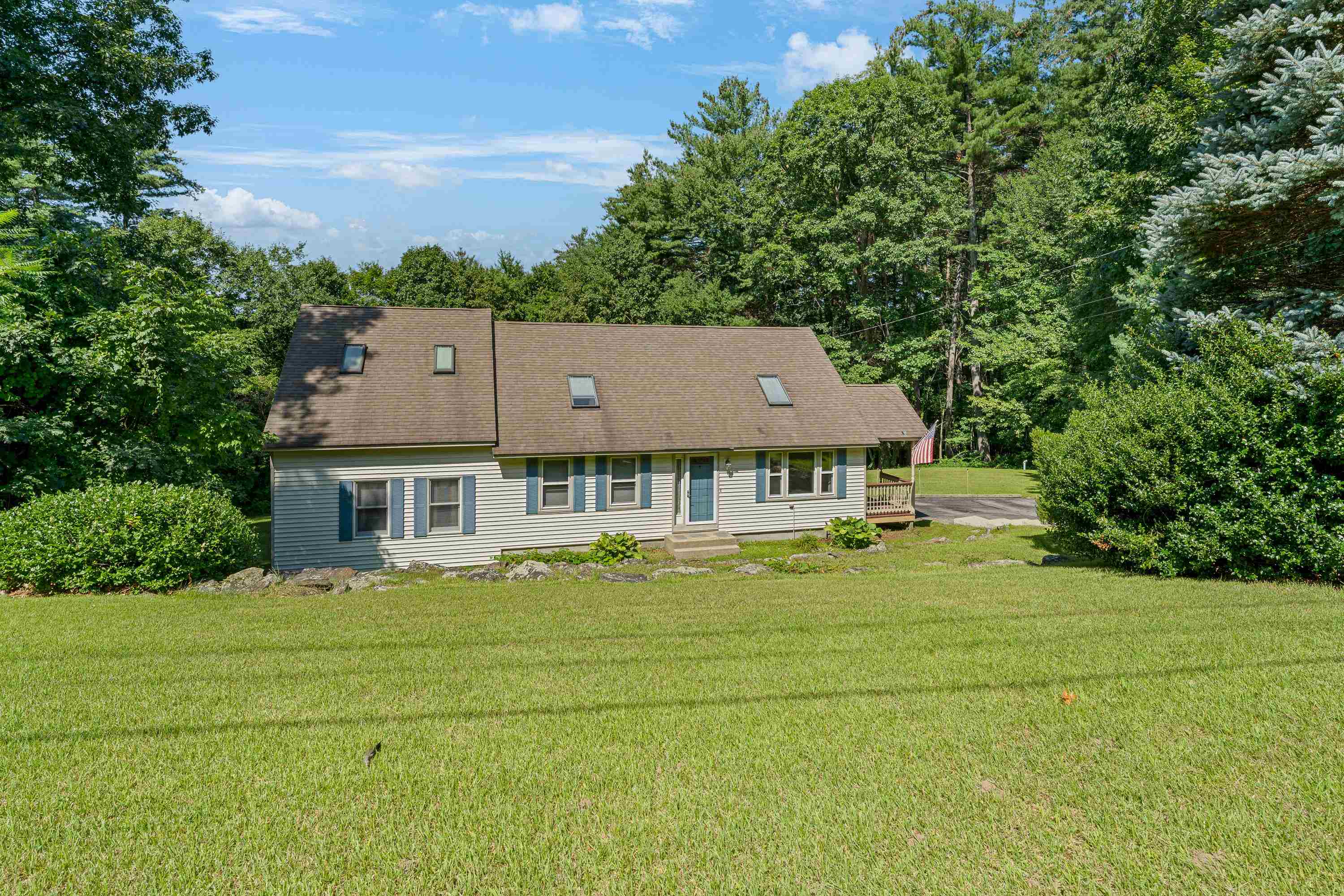 9 Mountain View Dr, Hudson, NH 03051