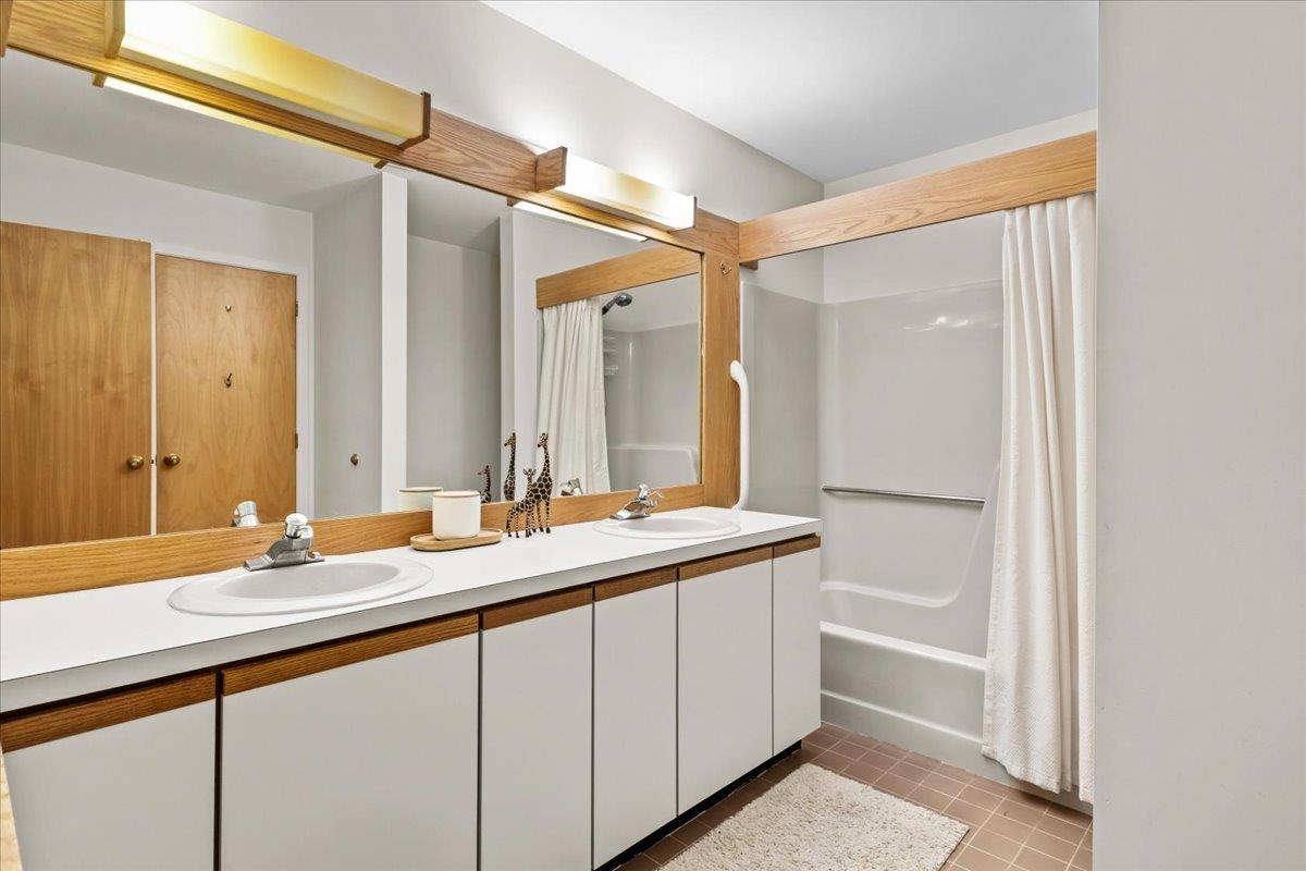 Primary en suite Full Bathroom