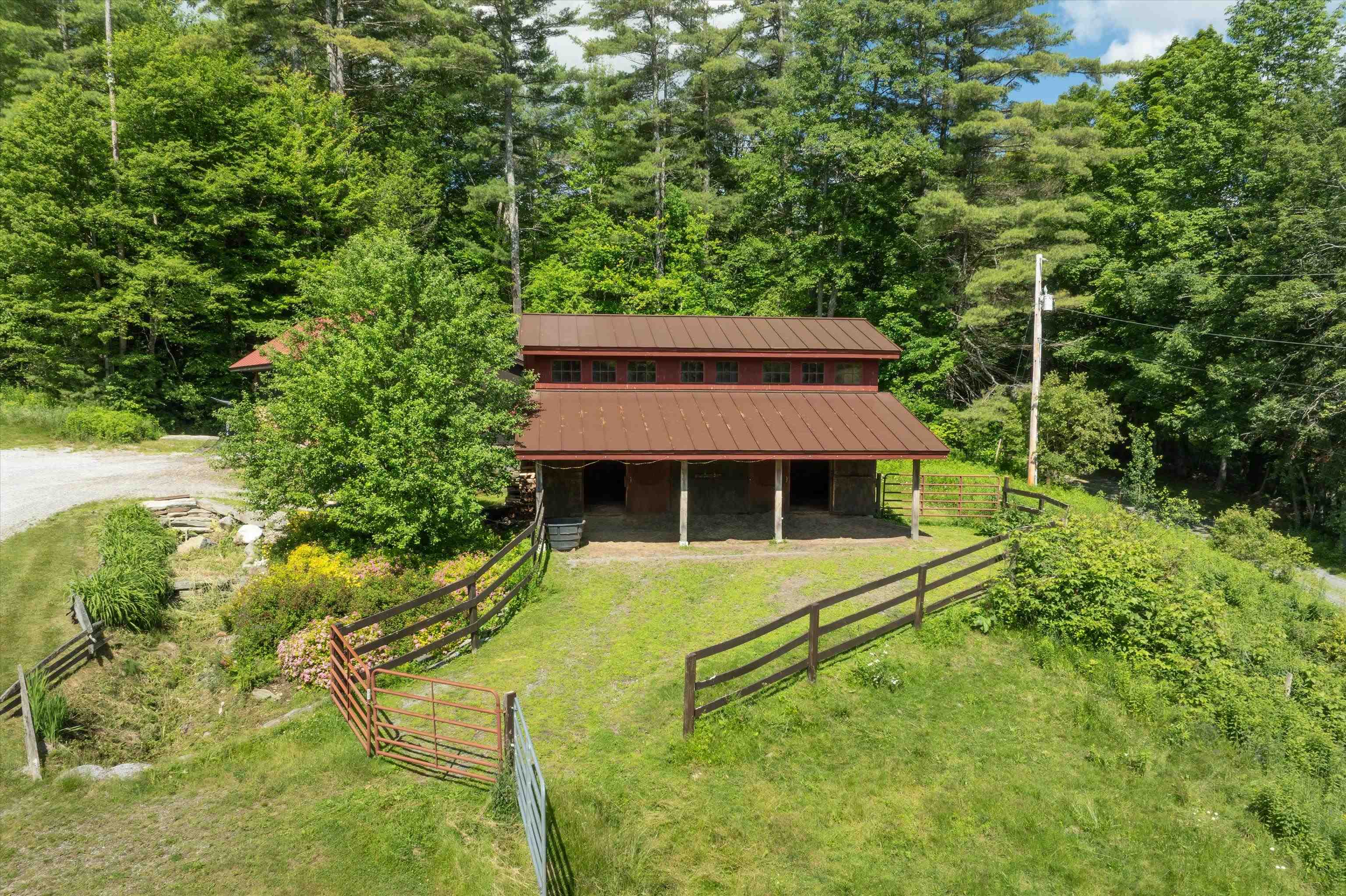 Horse barn with endless possibilities...